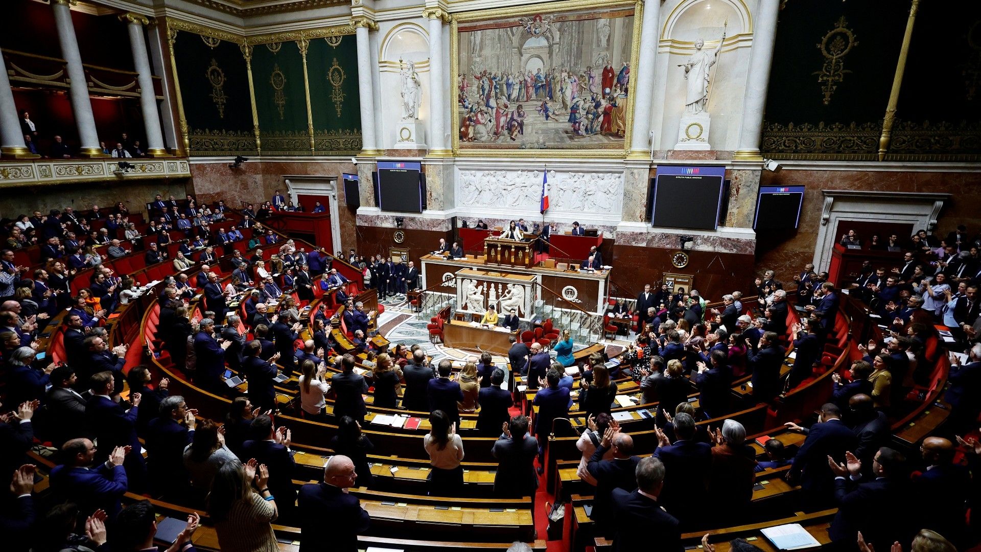 Diputados franceses aprobaron incluir el aborto en la Constitución de ese país.