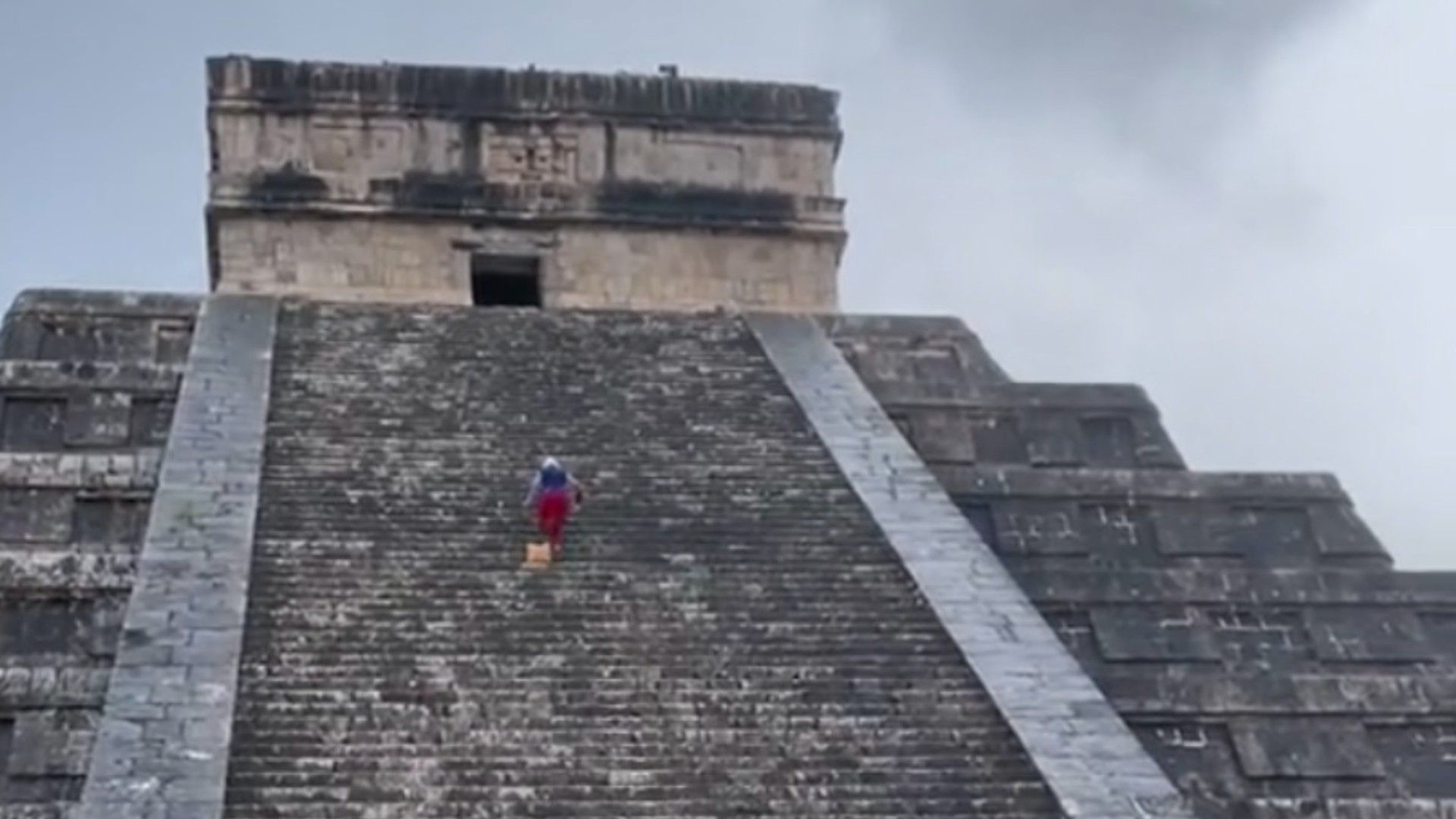 Una turista subió a la pirámide de Kukulkán, en Chichén Itzá, sin importarle las prohibición