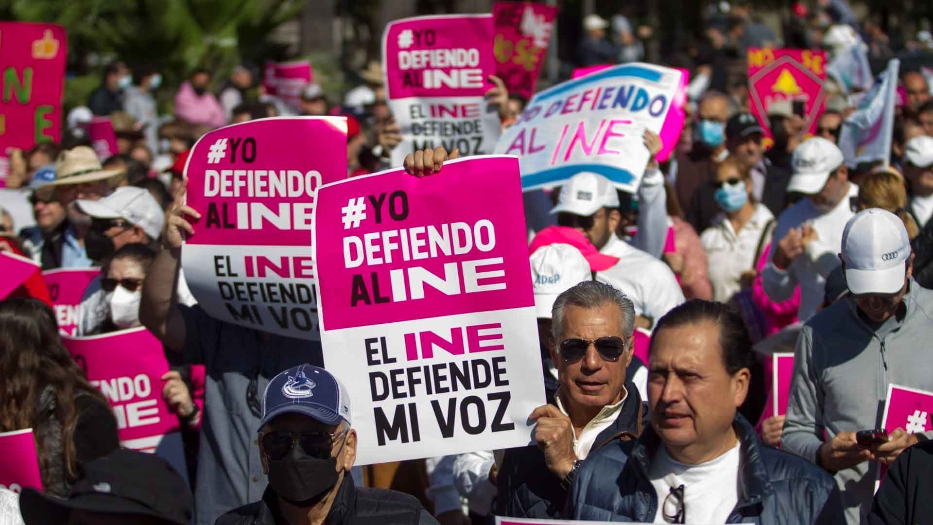 AMLO asegura en mañanera que marcha por INE fue “striptease” político del conservadurismo