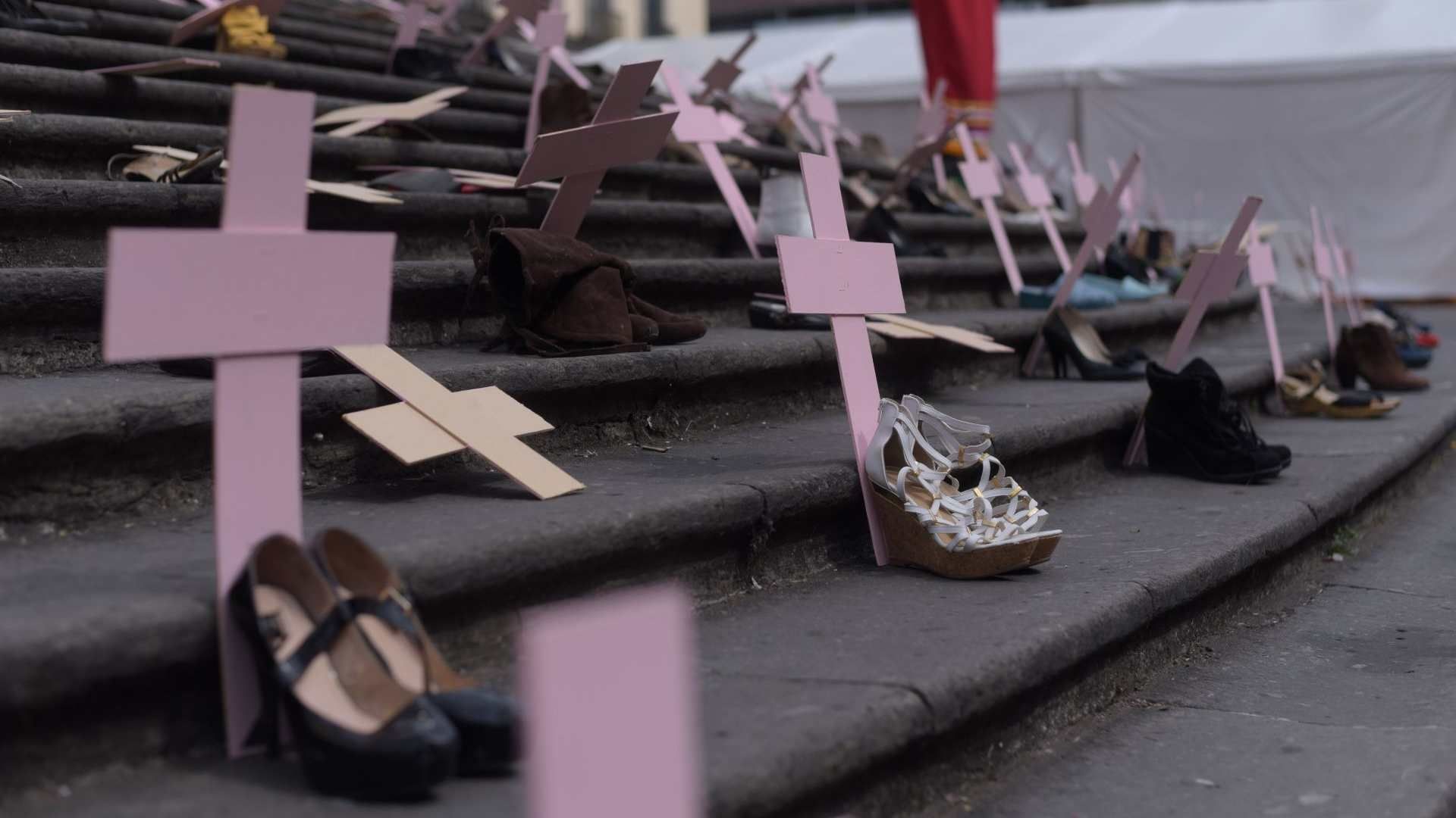 Cruces rosas y zapatillas usadas en una protesta contra el feminicidio