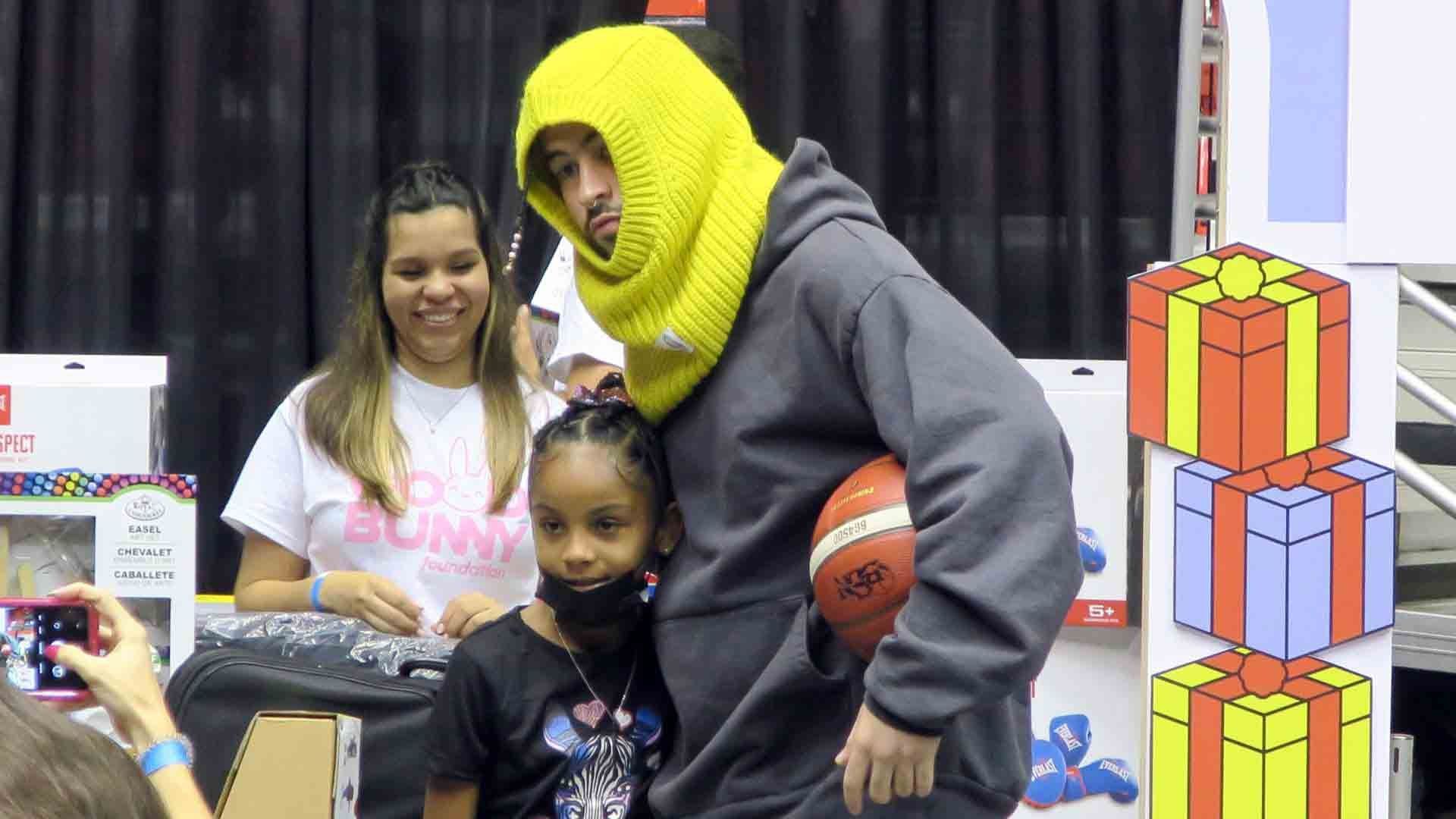 Bad Bunny se tomó fotos con sus fanáticos durante el evento