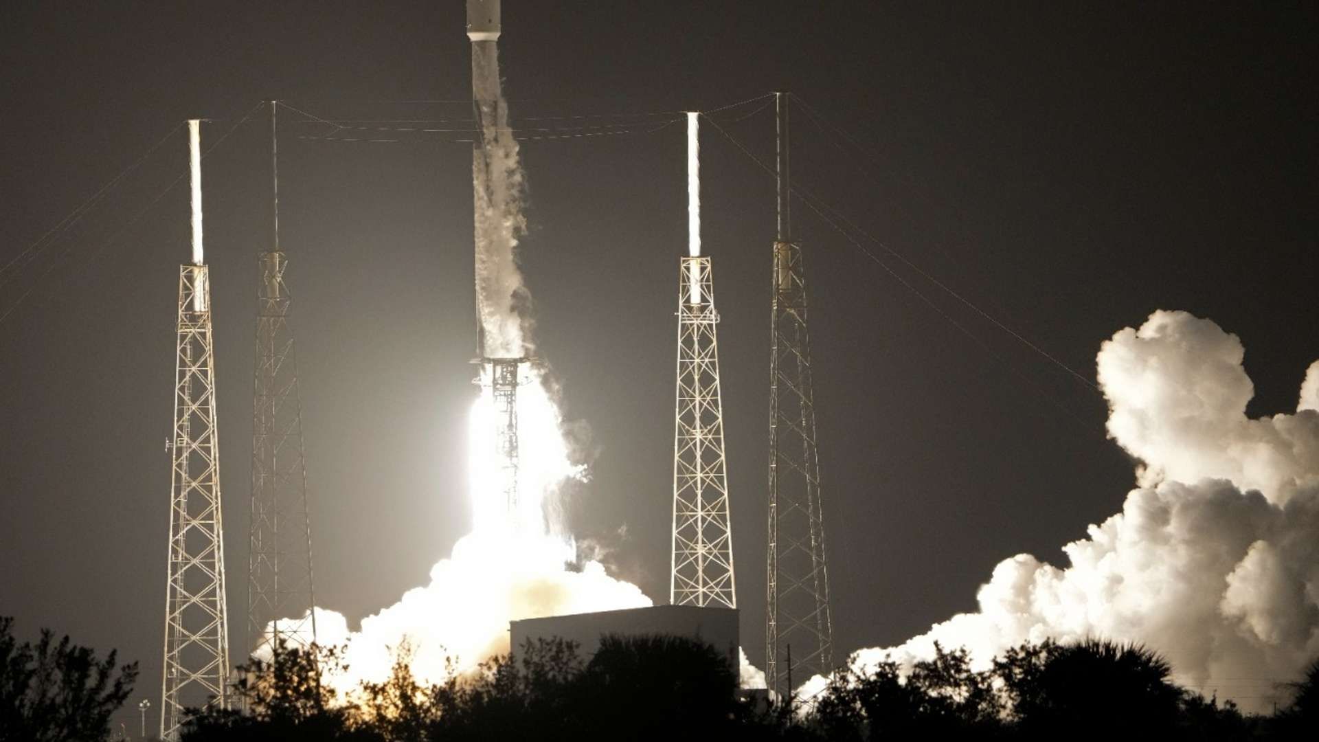 Cohete Falcon 9 de SpaceX que transporta dos vehículos hacía la Luna