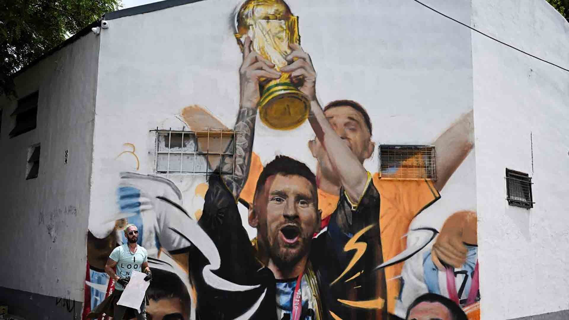 Maximiliano Bagnasco posa con el mural que pintó en Buenos Aires