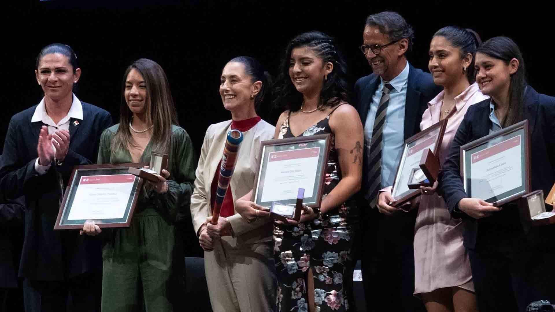 Entrega del Premio Estatal del Deporte de la CDMX al representativo femenil de beisbol