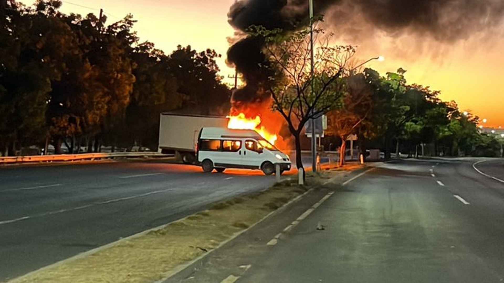 Culioacán amanece con bloqueos y quema de vehículos