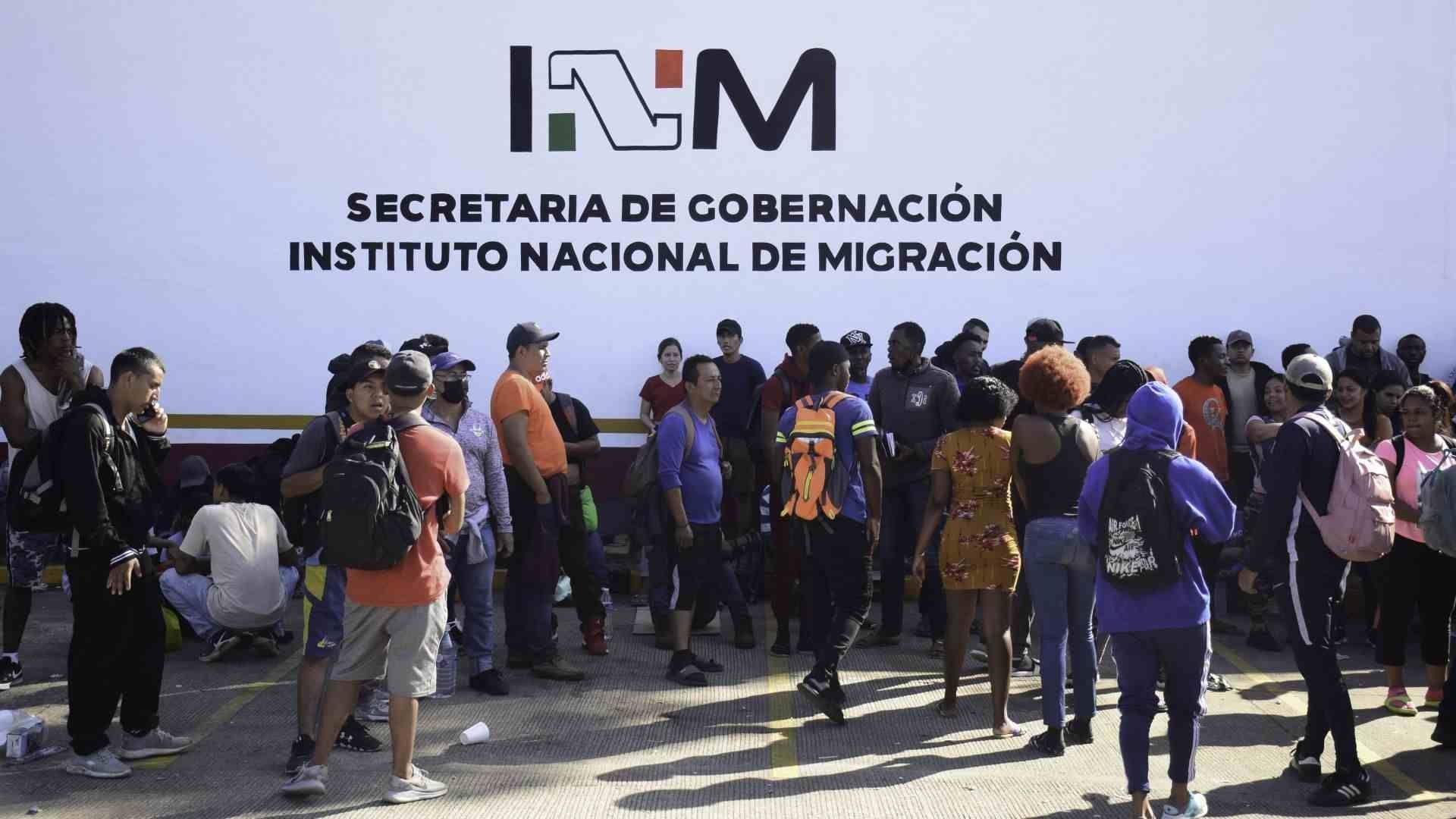 Migrantes decidieron acampar a fuera de la Estación Migratoria Siglo XXI