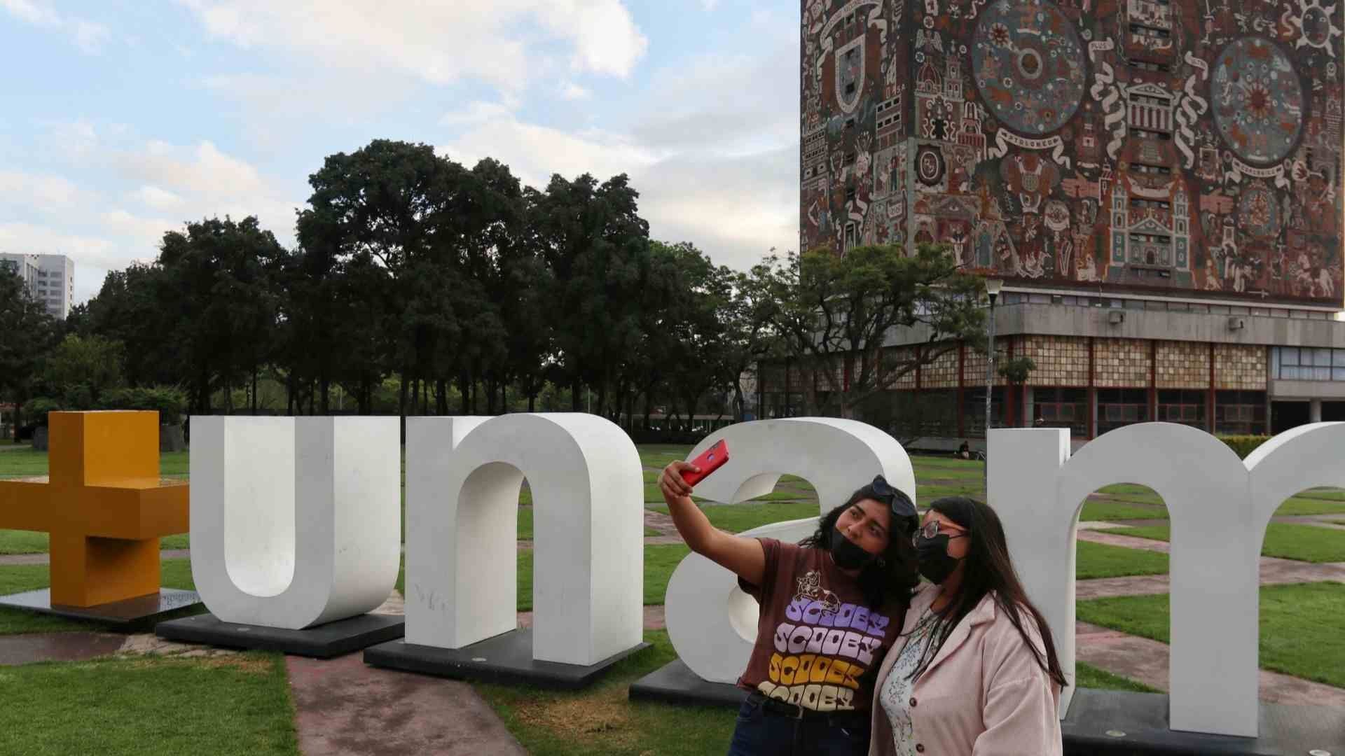 La credencial UNAM de exalumno ofrece varios descuentos en diversos establecimientos y tiendas