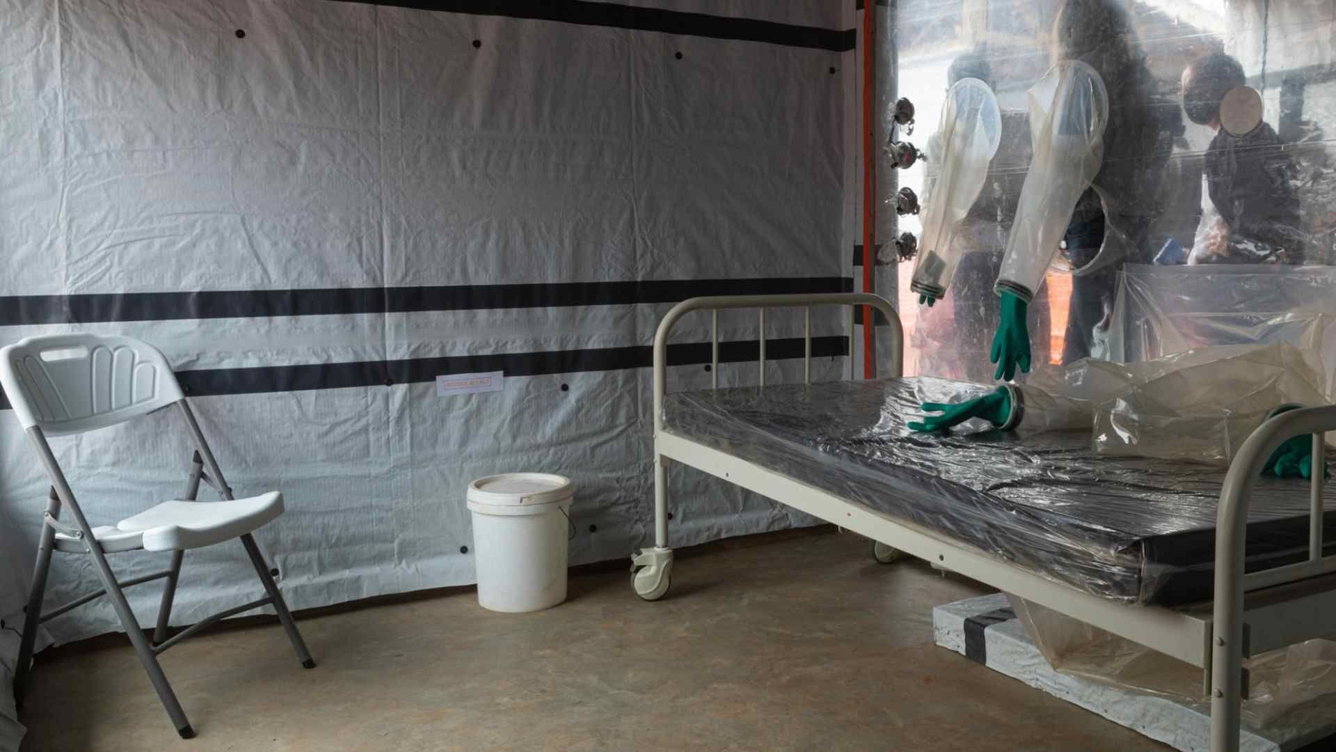 Sala de tratamiento del virus del Ébola en Uganda