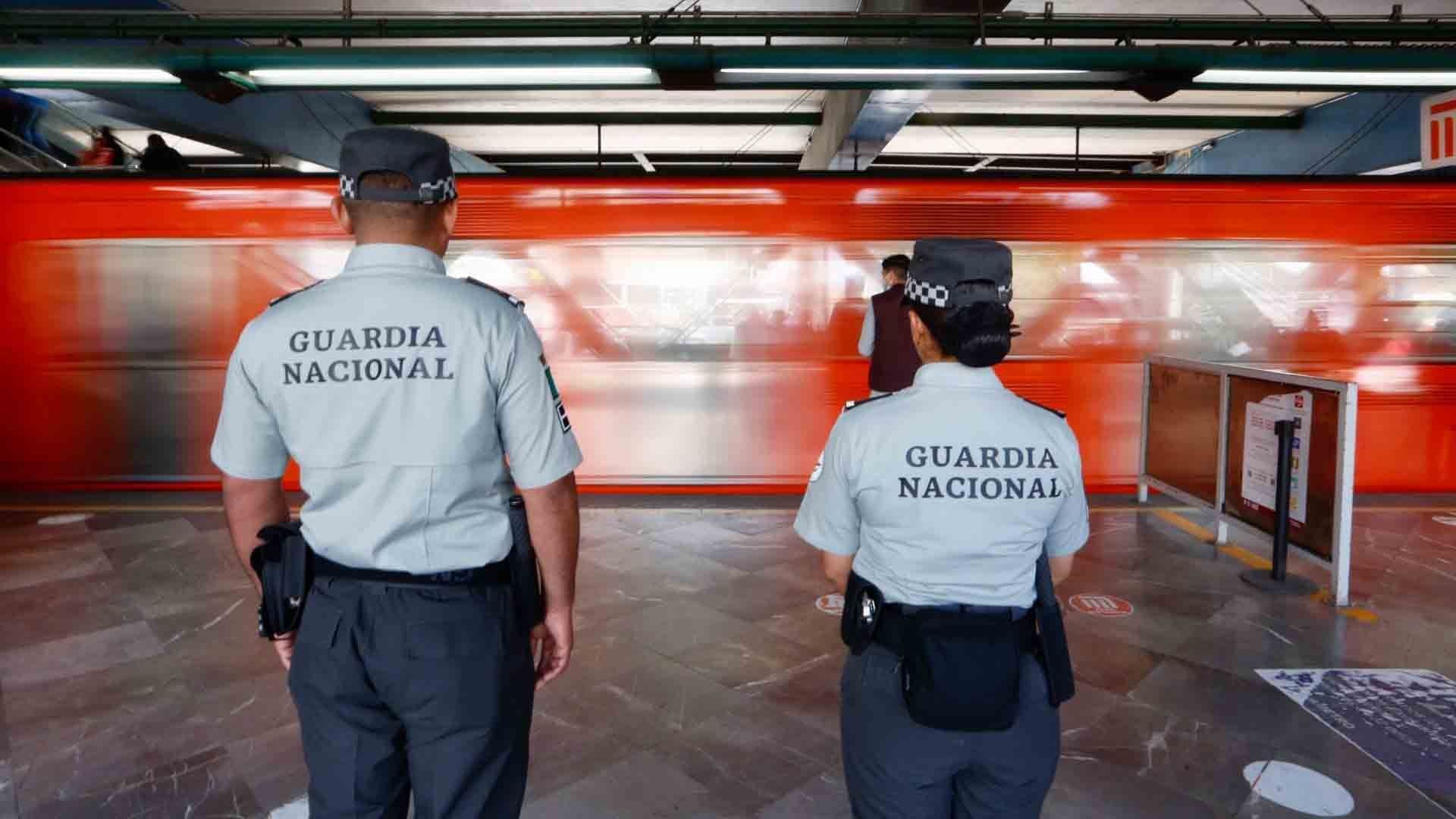 Elementos de la Guardia Nacional vigilan instalaciones del Metro de la CDMX