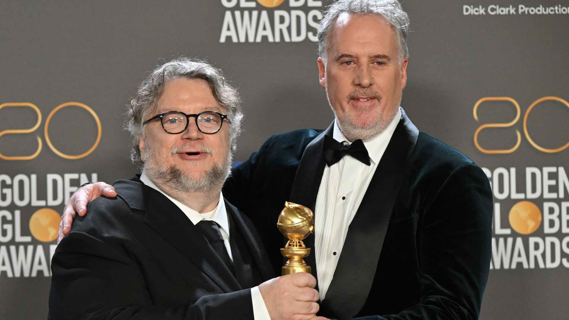 Guillermo del Toro posa con el premio por "Pinocho”