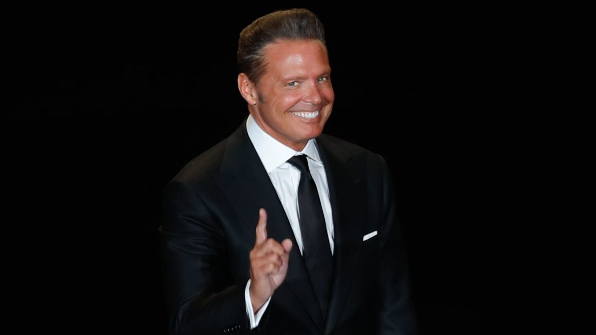 Luis Miguel Es Captado Muy Junto de su “Comadre” Paloma Cuevas, y Supuesta Nueva Novia