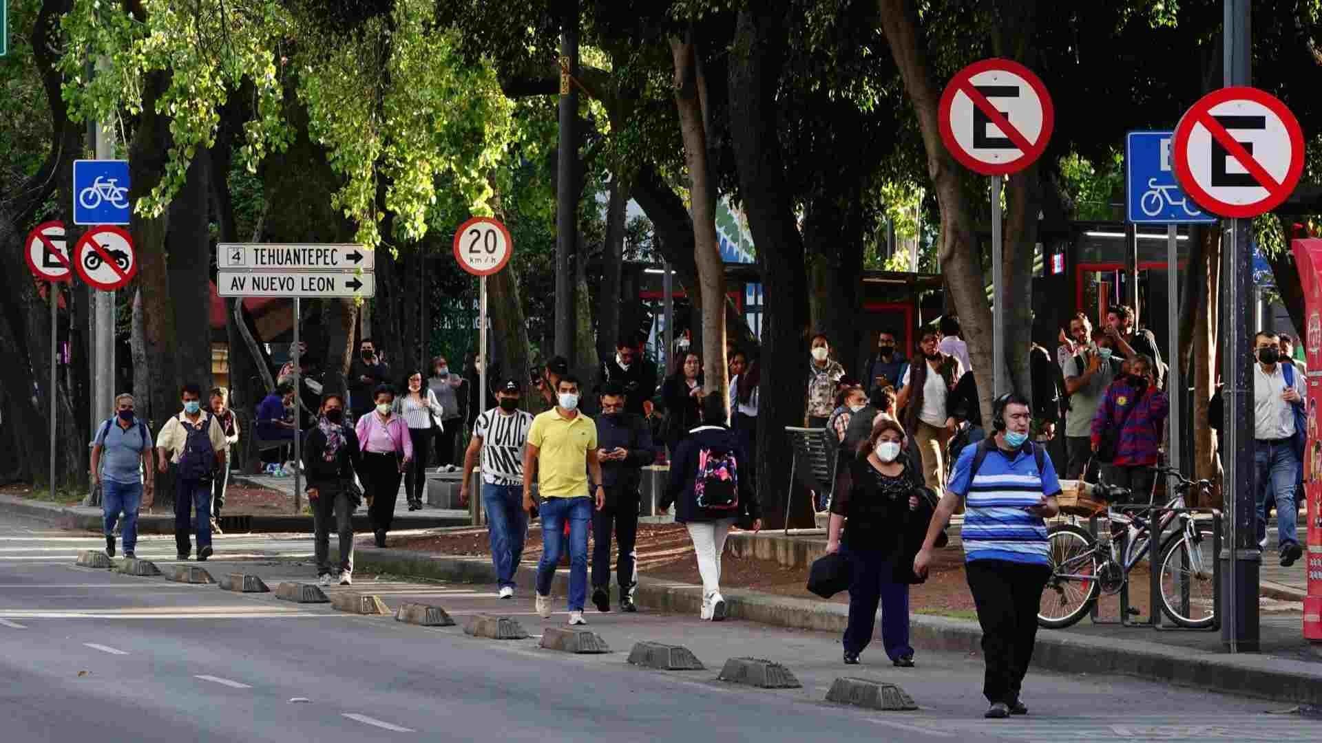 Orinar en la calle en la CDMX es una falta cívica que es sancionada con una multa o hasta arresto