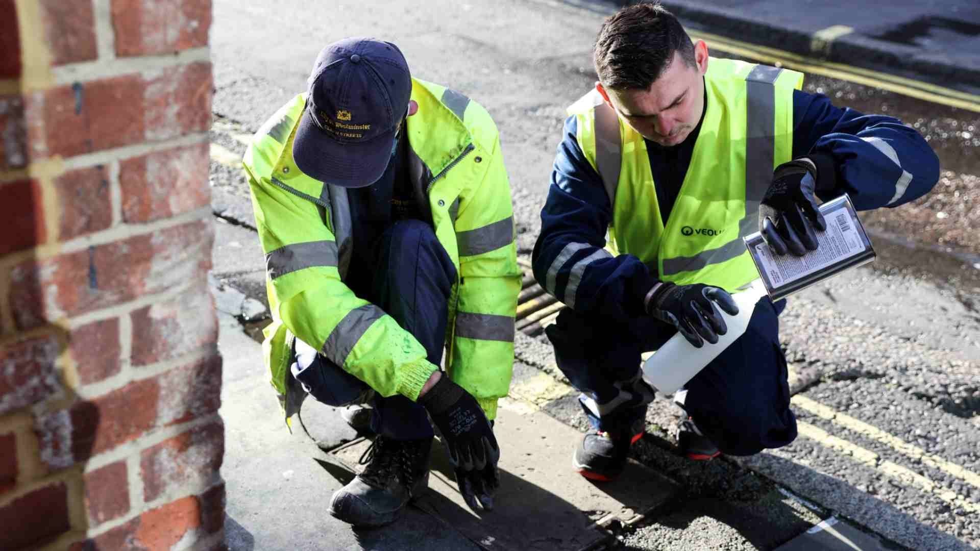 Usan pintura 'antipipí' en Soho, Londres, para disuadir a hombres a orinar en las calles