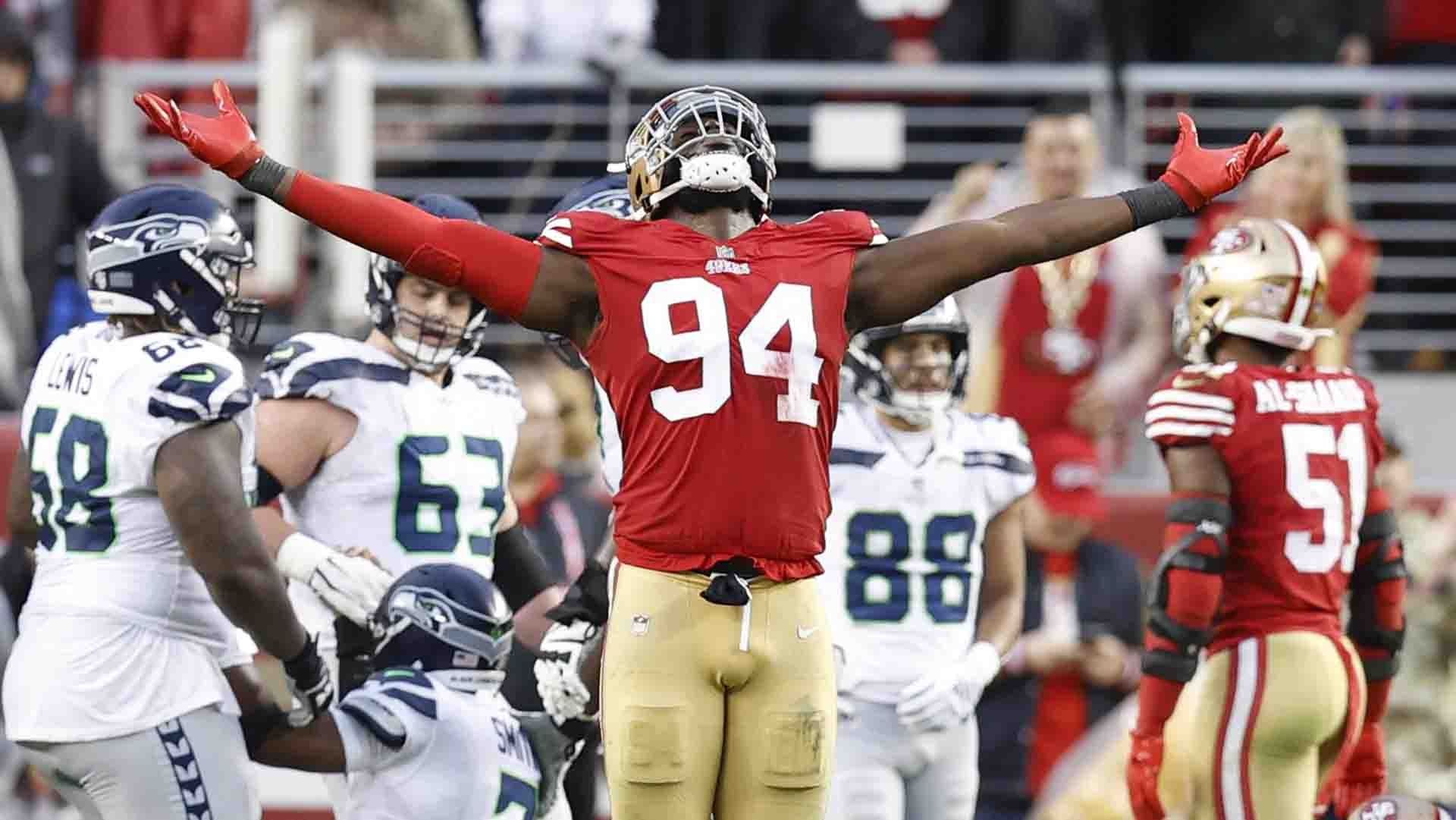 Charles Omenihu, de los 49ers, festeja una captura contra los Seattle Seahawks