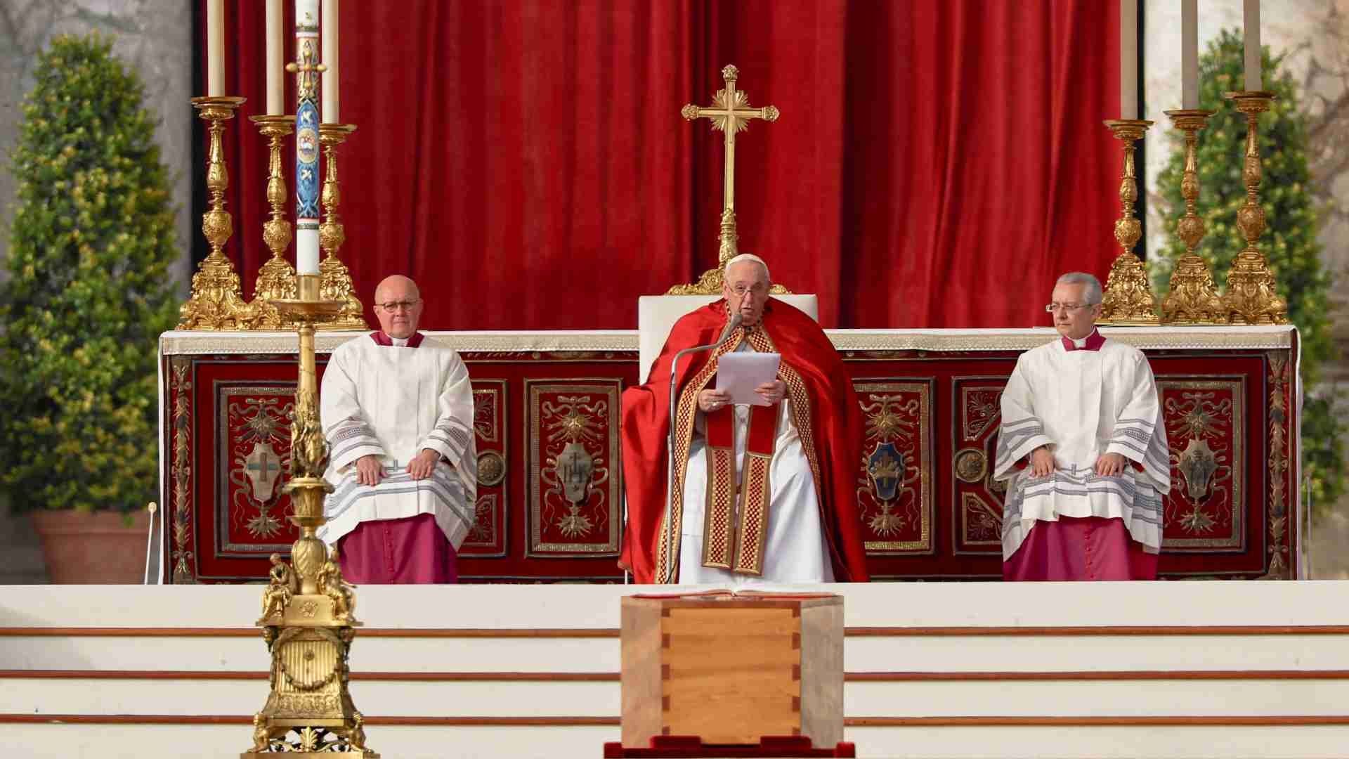 Papa Francisco lee homilía en misa exequial
