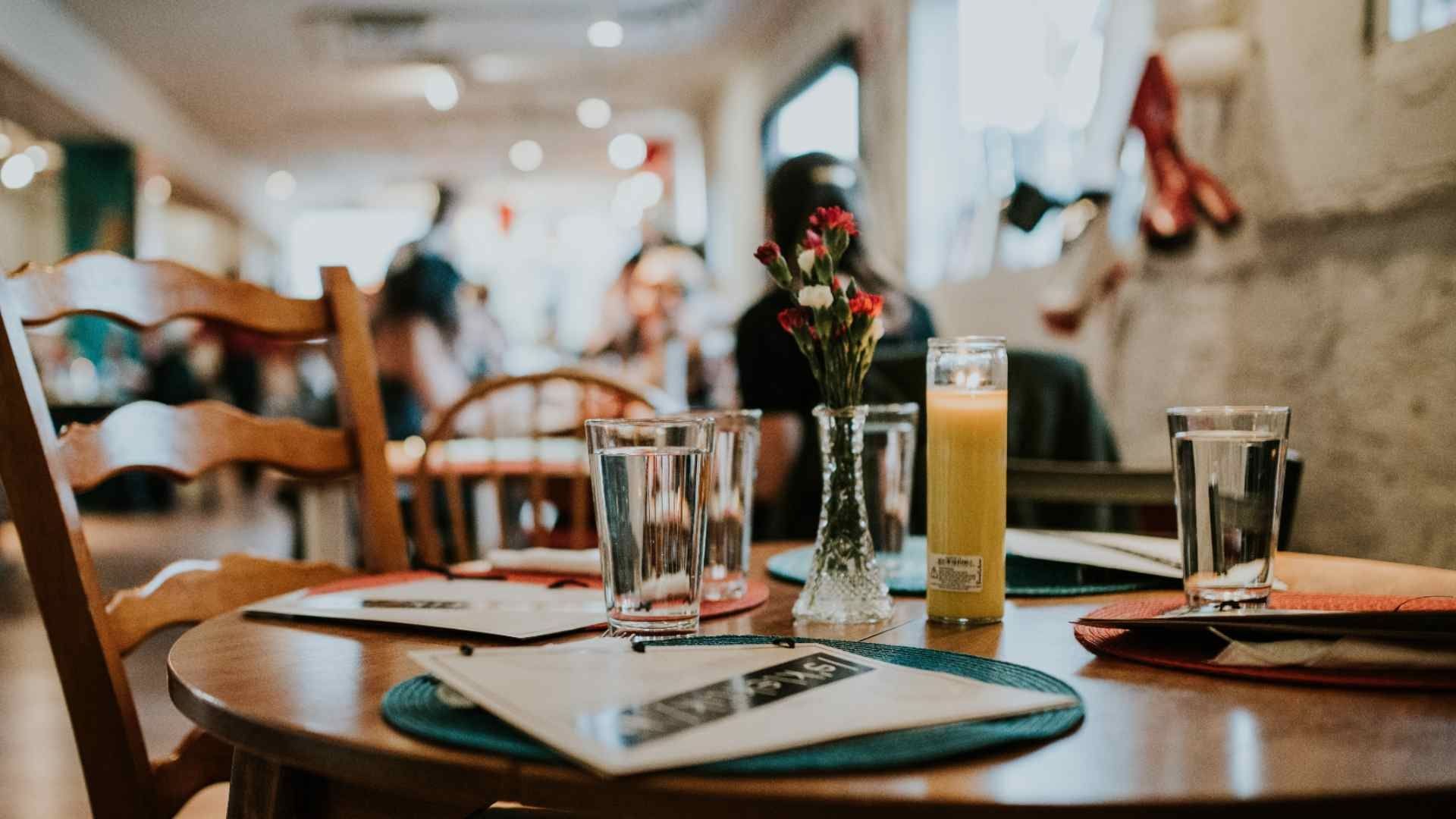 ¿Es obligatorio dejar propina en un restaurante? Esto dice Profeco