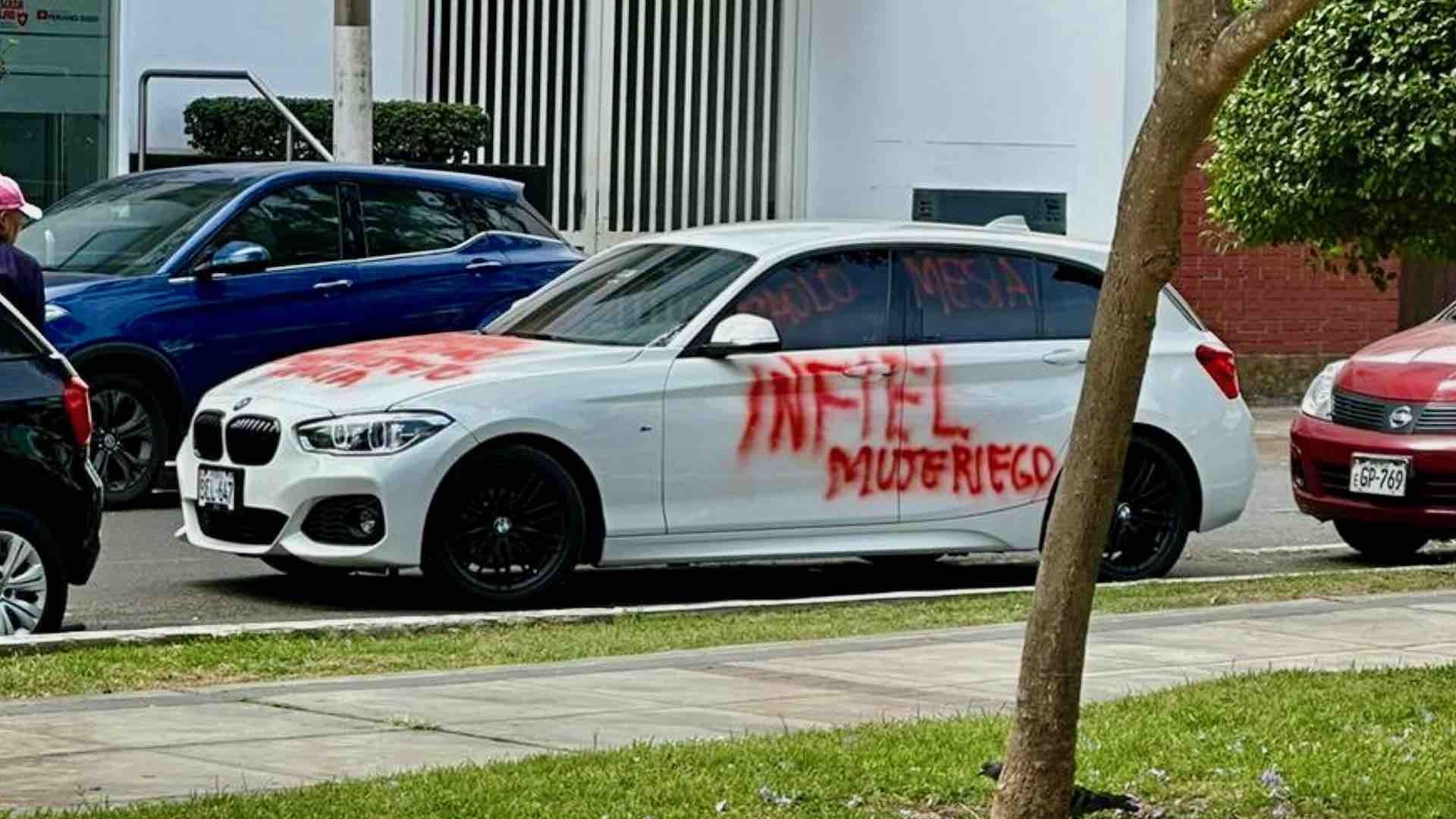 BMW rayado en una calle de Lima, Perú