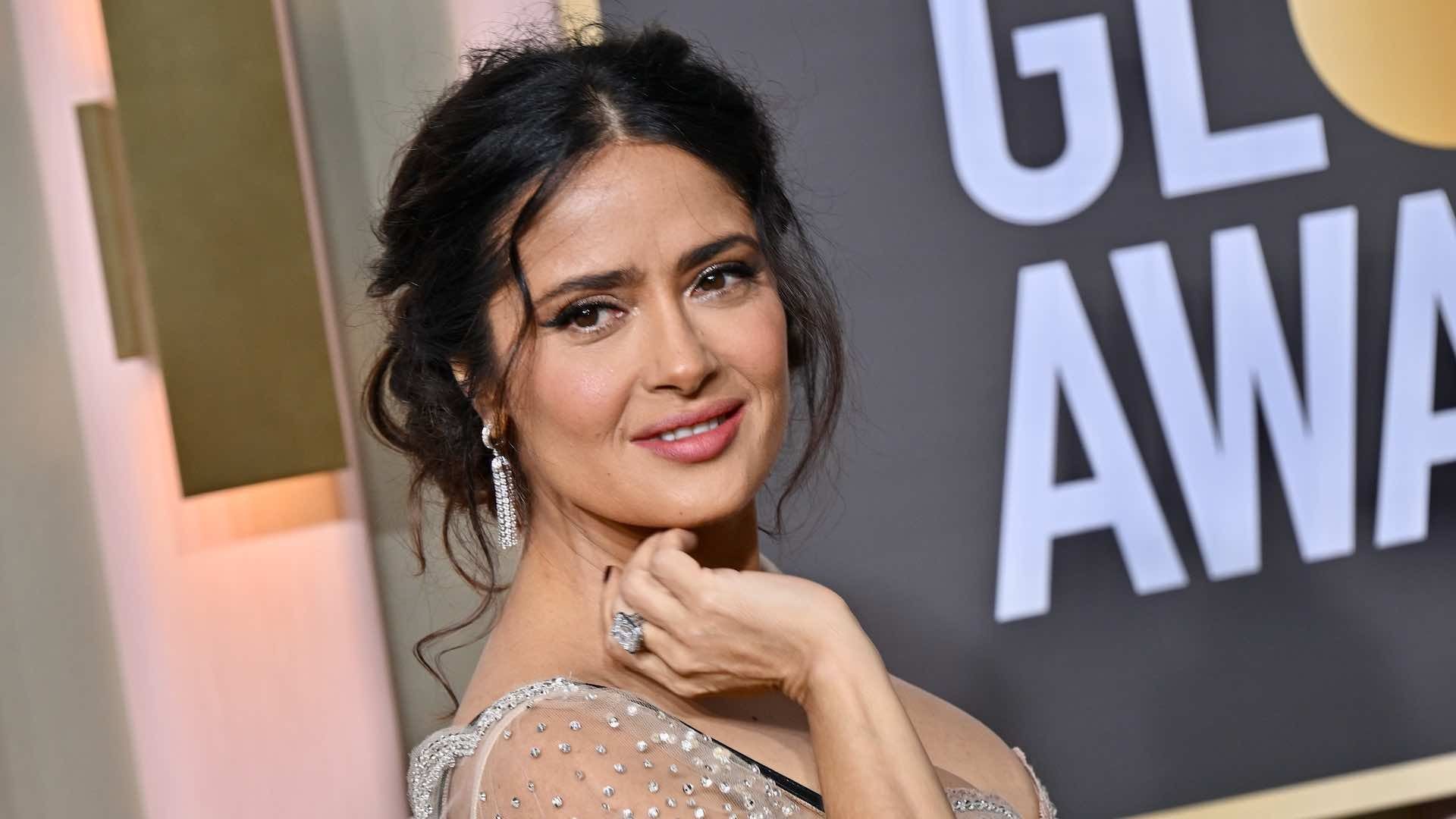 Salma Hayek durante la alfombra roja de los Globos de Oro