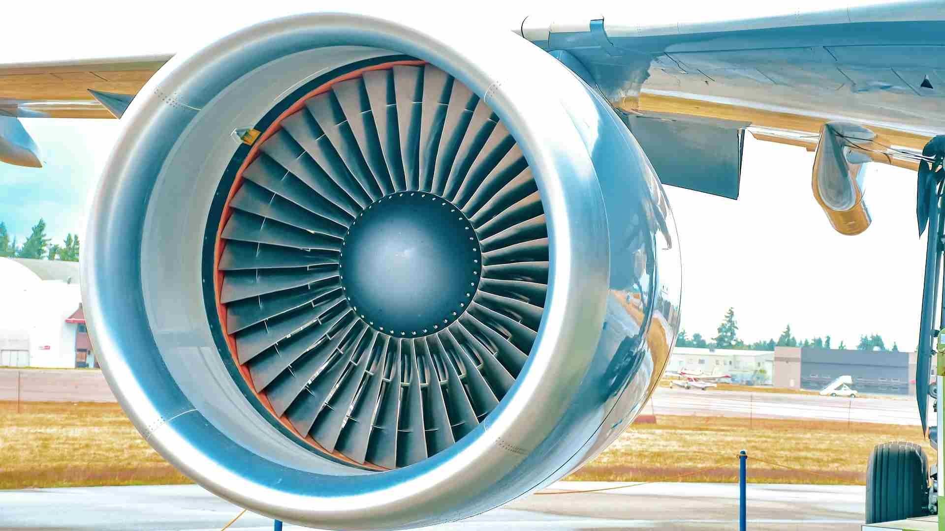 Trabajador muere succionado por turbina de avión