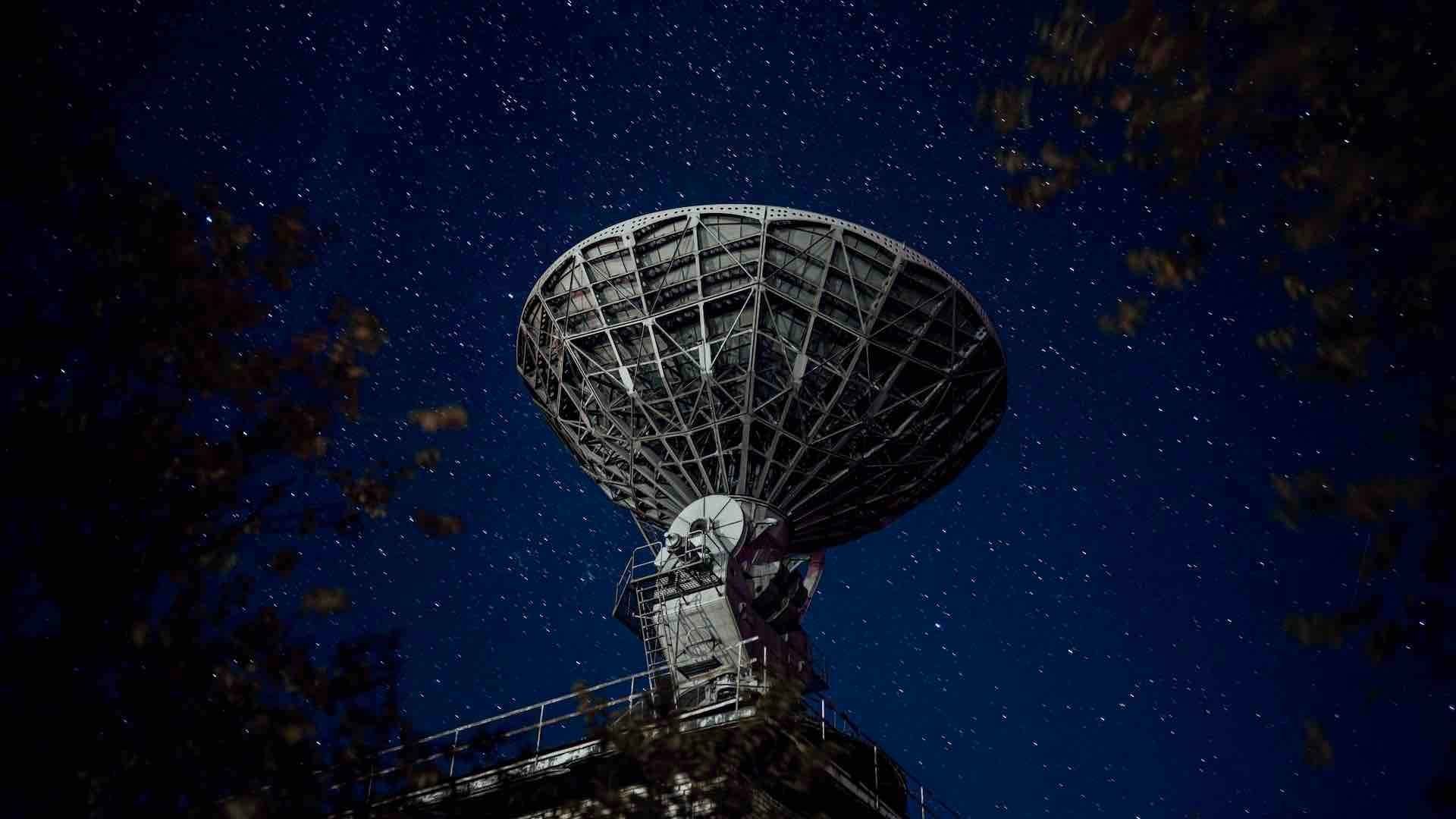 Radiotelescopio apunta hacia el cielo
