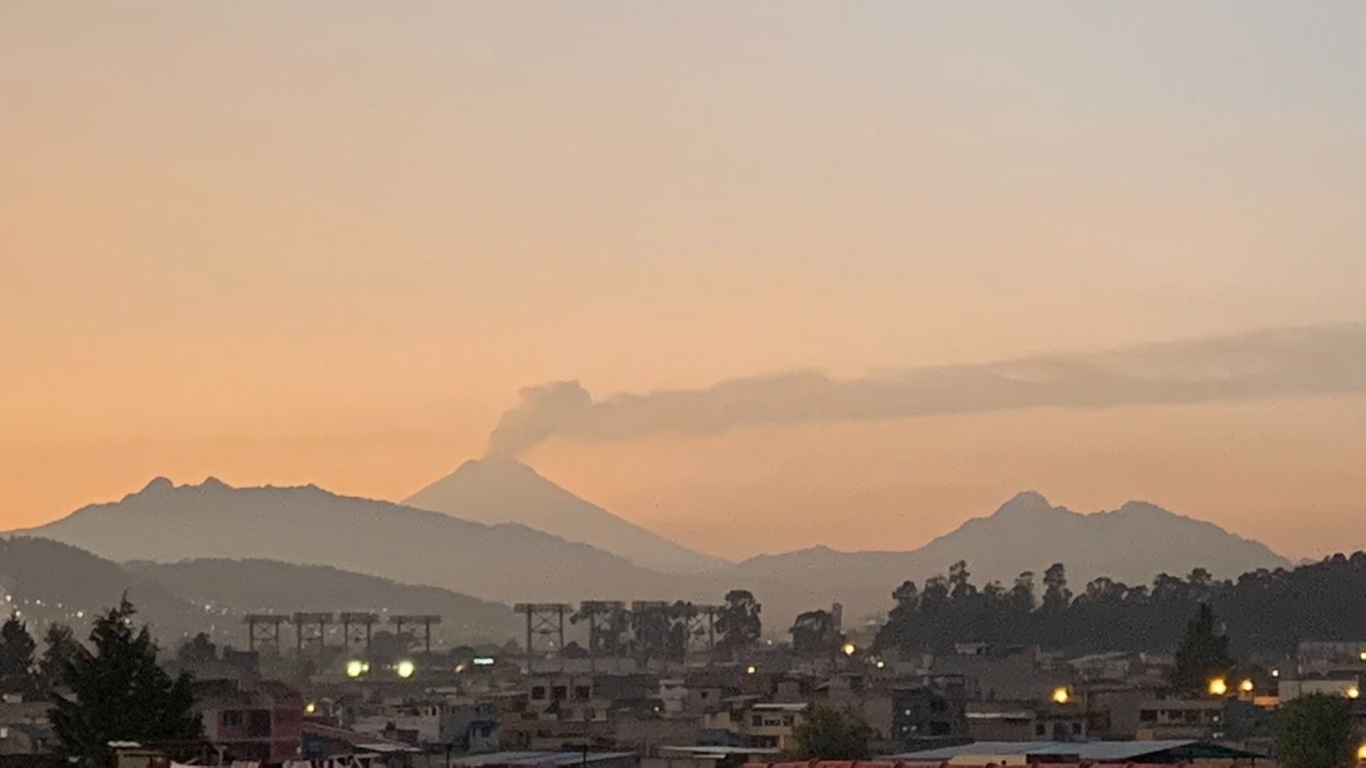 Volcán Cotopaxi, en Ecuador, lanzó una columna de vapor, gas y ceniza, de mil metros de altura