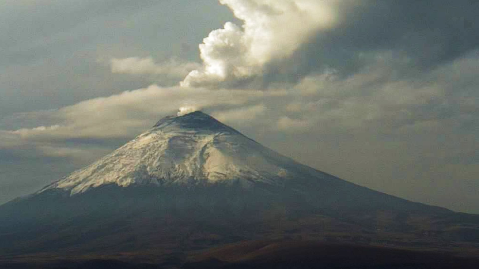 Se detecta brillo en el volcán Cotopaxi de Ecuador