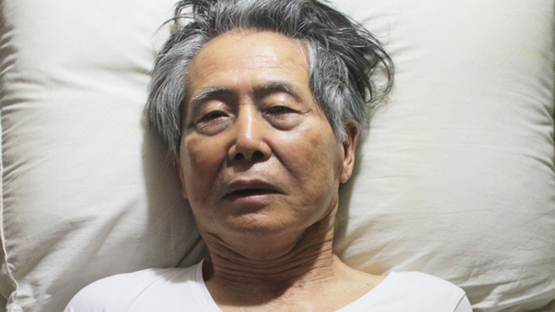 El expresidente peruano, Alberto Fujimori, acostado en una cama en prisión