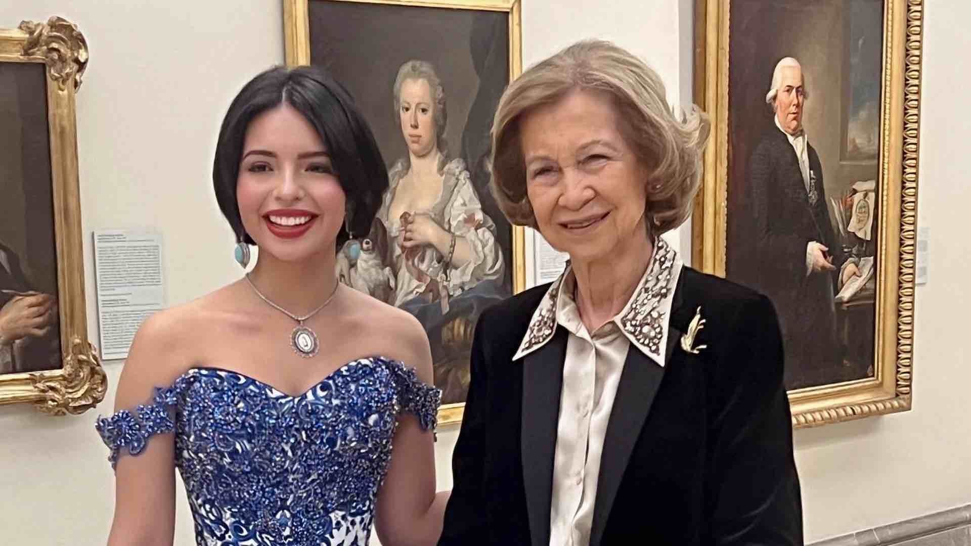 Ángela Aguilar junto a la reina Sofía de España