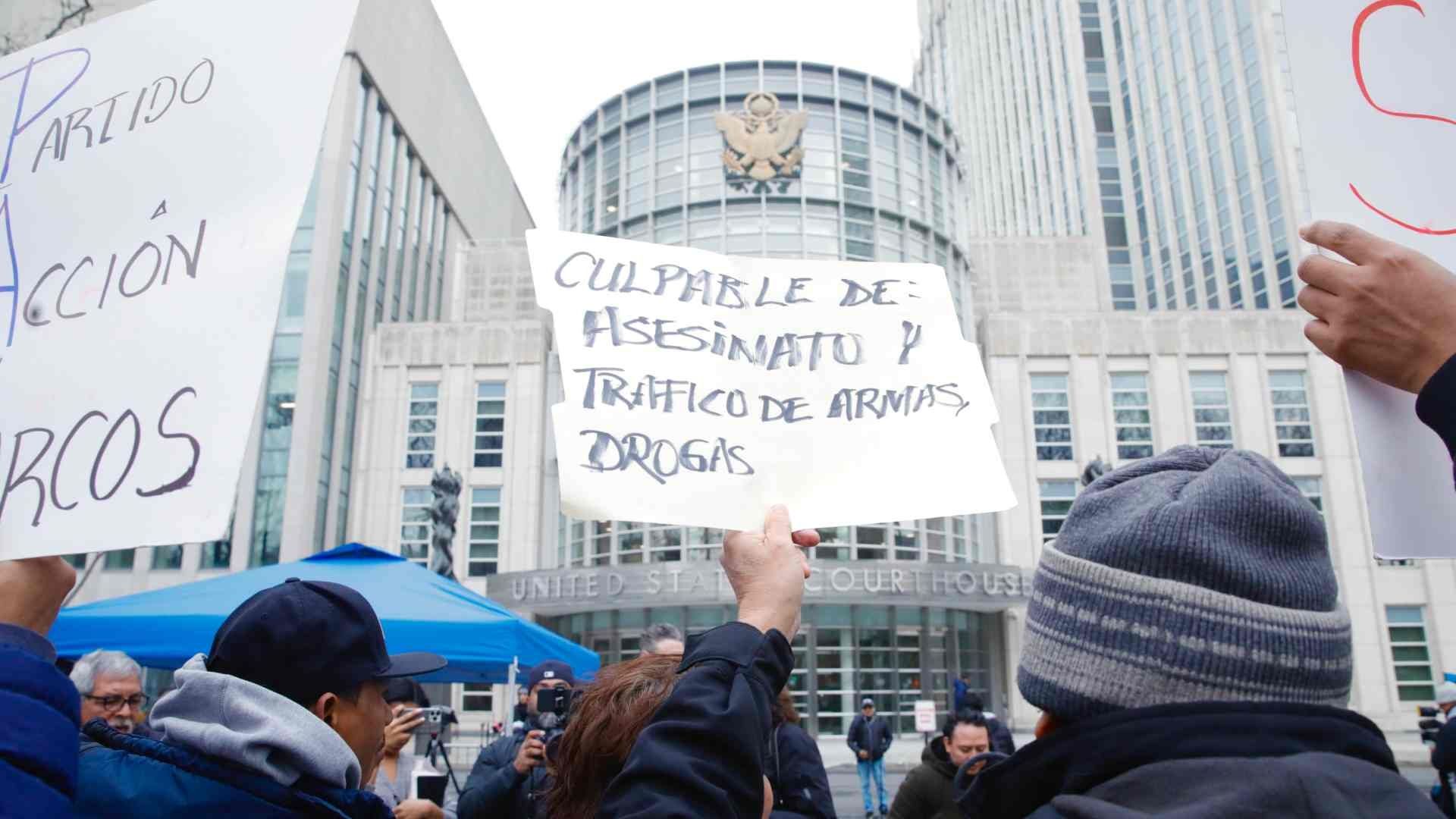 Reacciones después del veredicto afuera del juzgado donde se realizó el juicio del exsecretario de Seguridad Pública de México, Genaro García Luna, en Nueva York