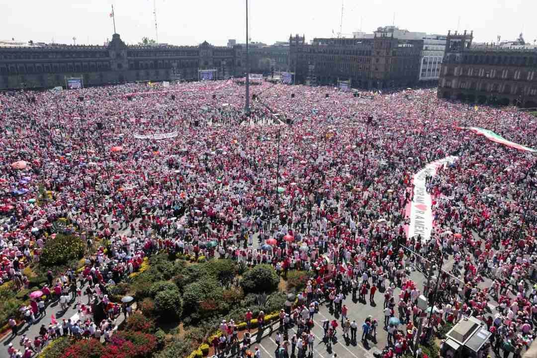 Integrantes de organizaciones civiles y partidos políticos de oposición comienzan a llegar al Zócalo para la manifestación.