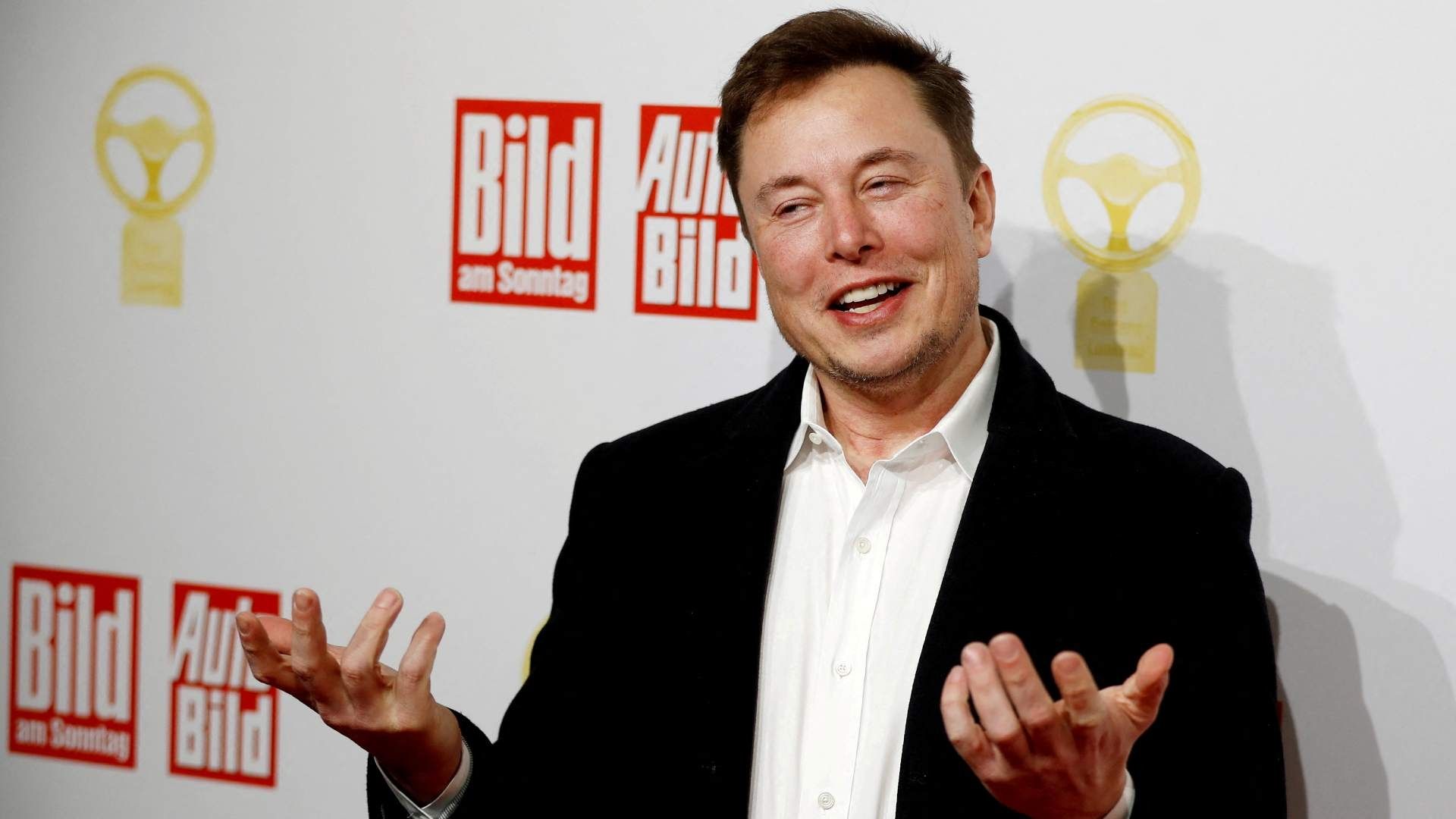 Elon Musk en un evento relacionado con automóviles al ser dueño de la empresa Tesla