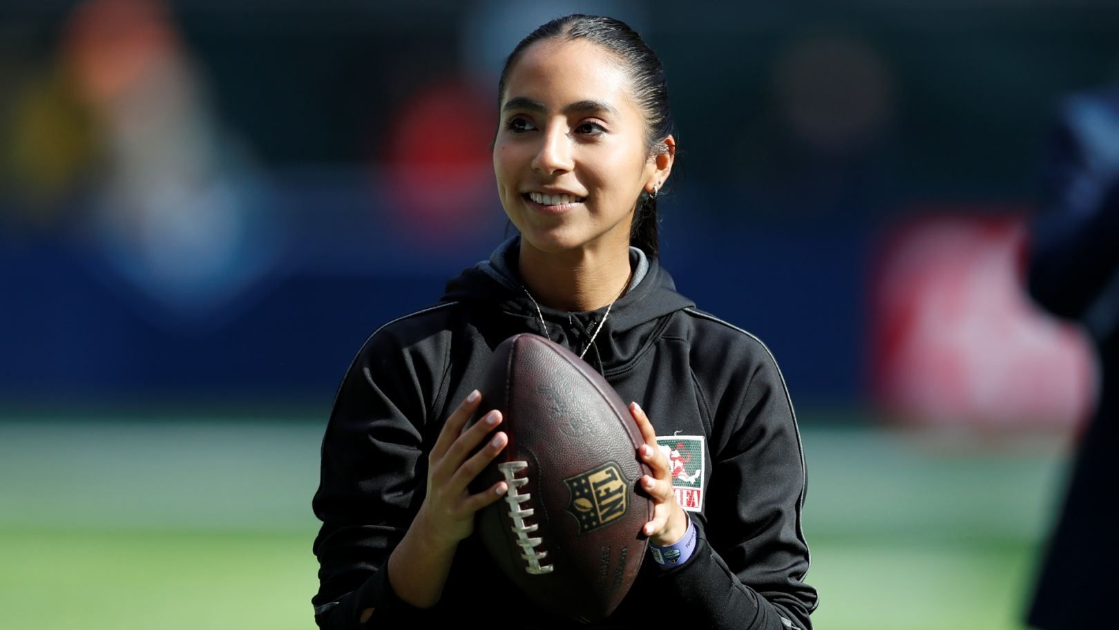 Mexicana Diana Flores protagoniza nueva campaña de la NFL