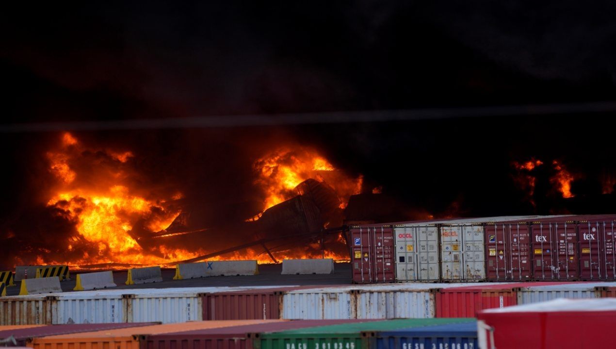 El terremoto de magnitud 7.8 ocasionó el incendio de contenedores de mercancías al sur de Turquía