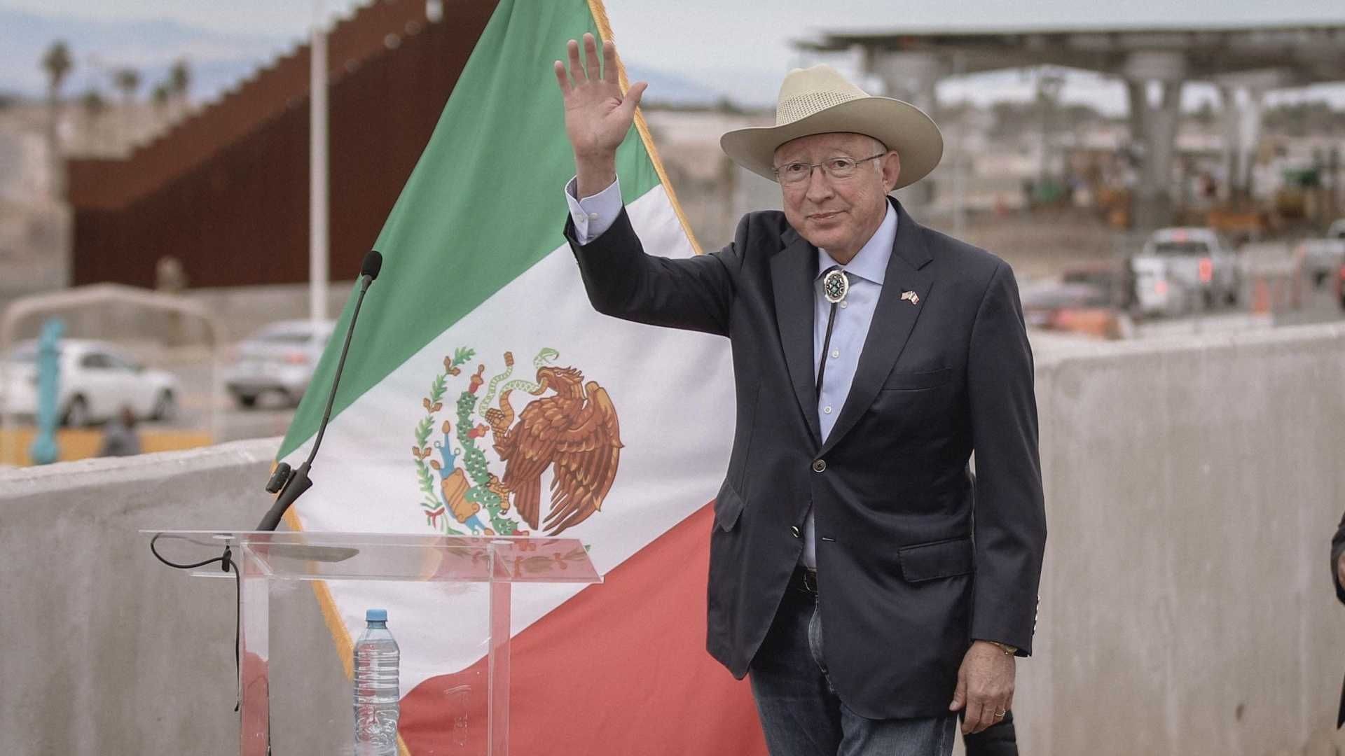 El embajador inauguró en su residencia un jardín polinizador como símbolo de los esfuerzos del Gobierno estadounidense para proteger a la mariposa monarca