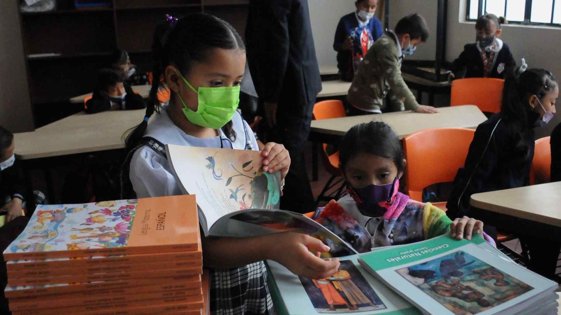 Alumnas revisan sus libros de texto de la SEP, en 2022