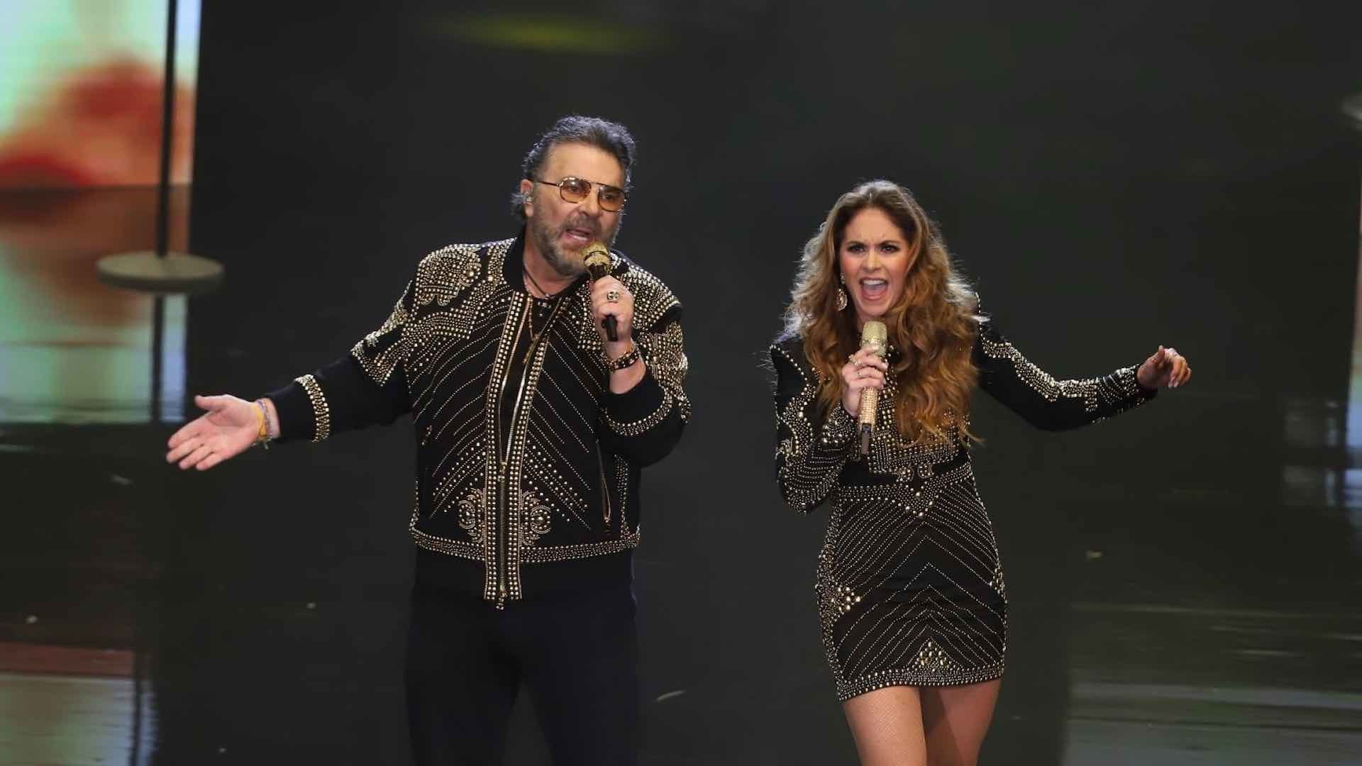 Mijares y Lucero juntos durante una presentación en vivo