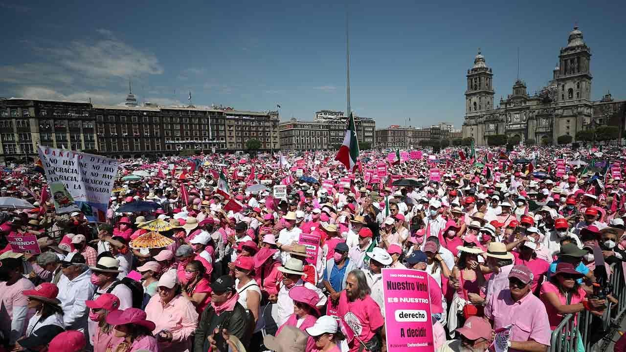 AMLO dijo que él llenó y desbordó el zócalo 60 veces; pidió a la oposición seguir movilizándose