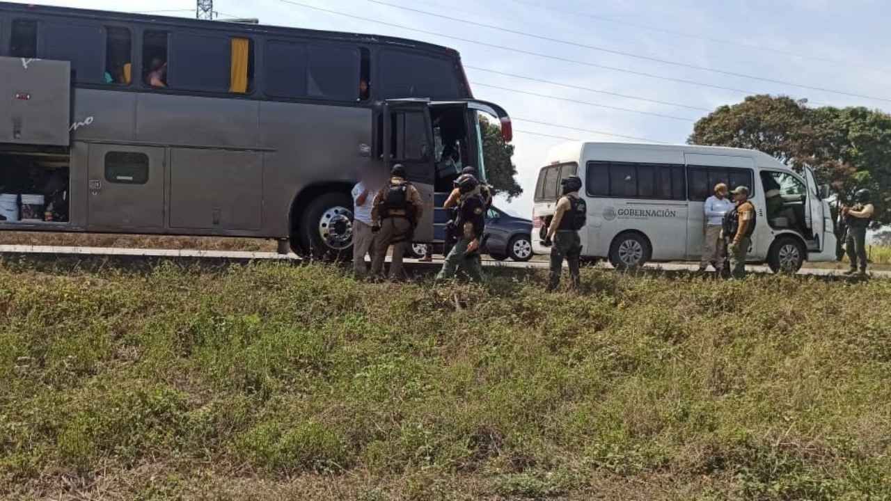 Hallan a 149 migrantes que cruzaban México en un autobús turístico