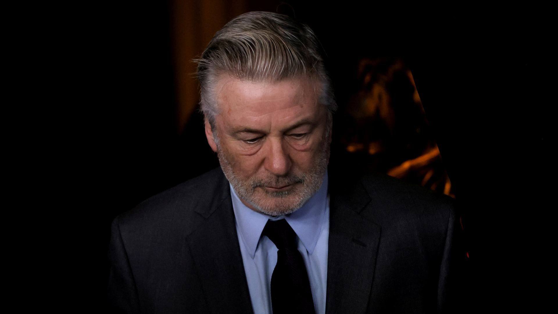 Fiscalía rebaja cargos contra Alec Baldwin