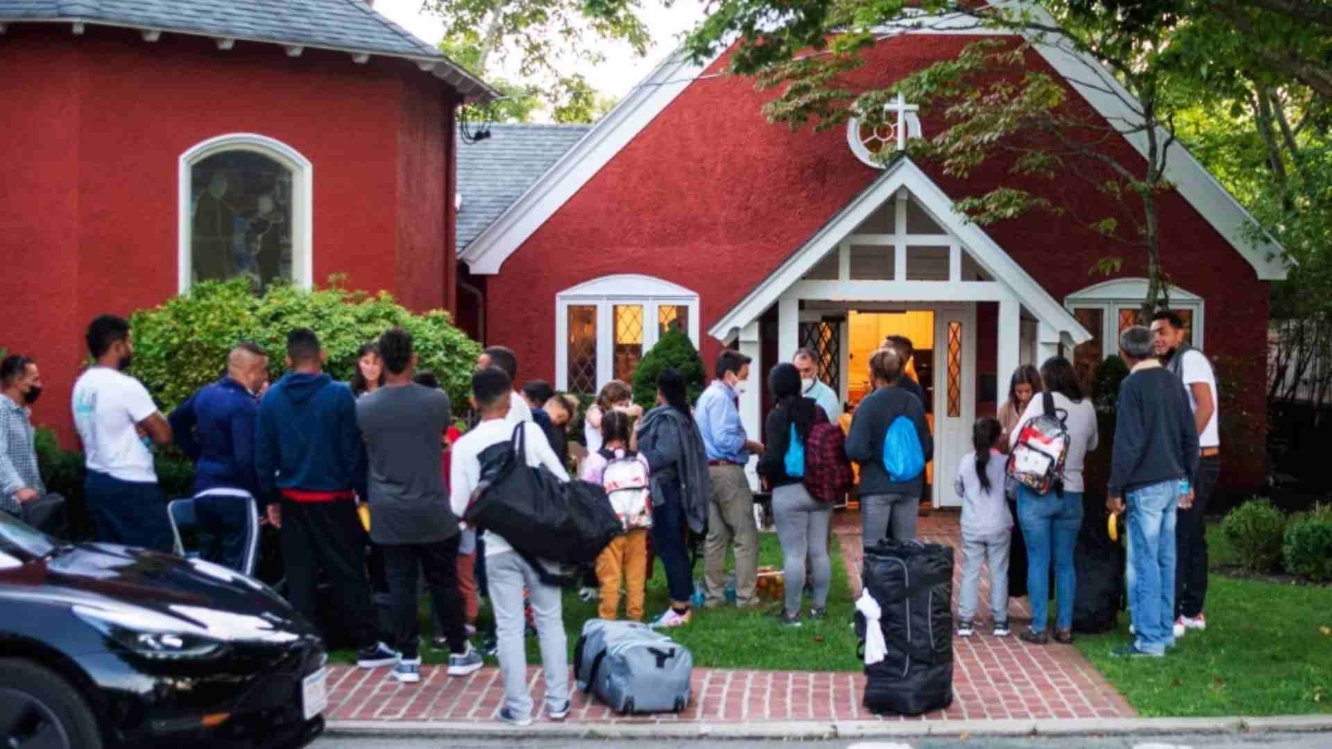 Migrantes se reúnen con sus pertenencias en una iglesia en Massachusetts