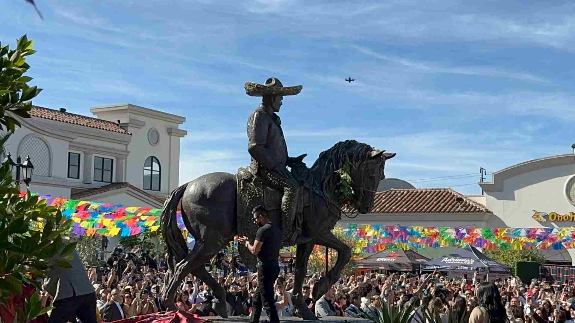 El diseño fue consensuado en vida por el propio Fernández y la idea definitiva de colocar la estatua en la urbe californiana fue avalada por sus familiares