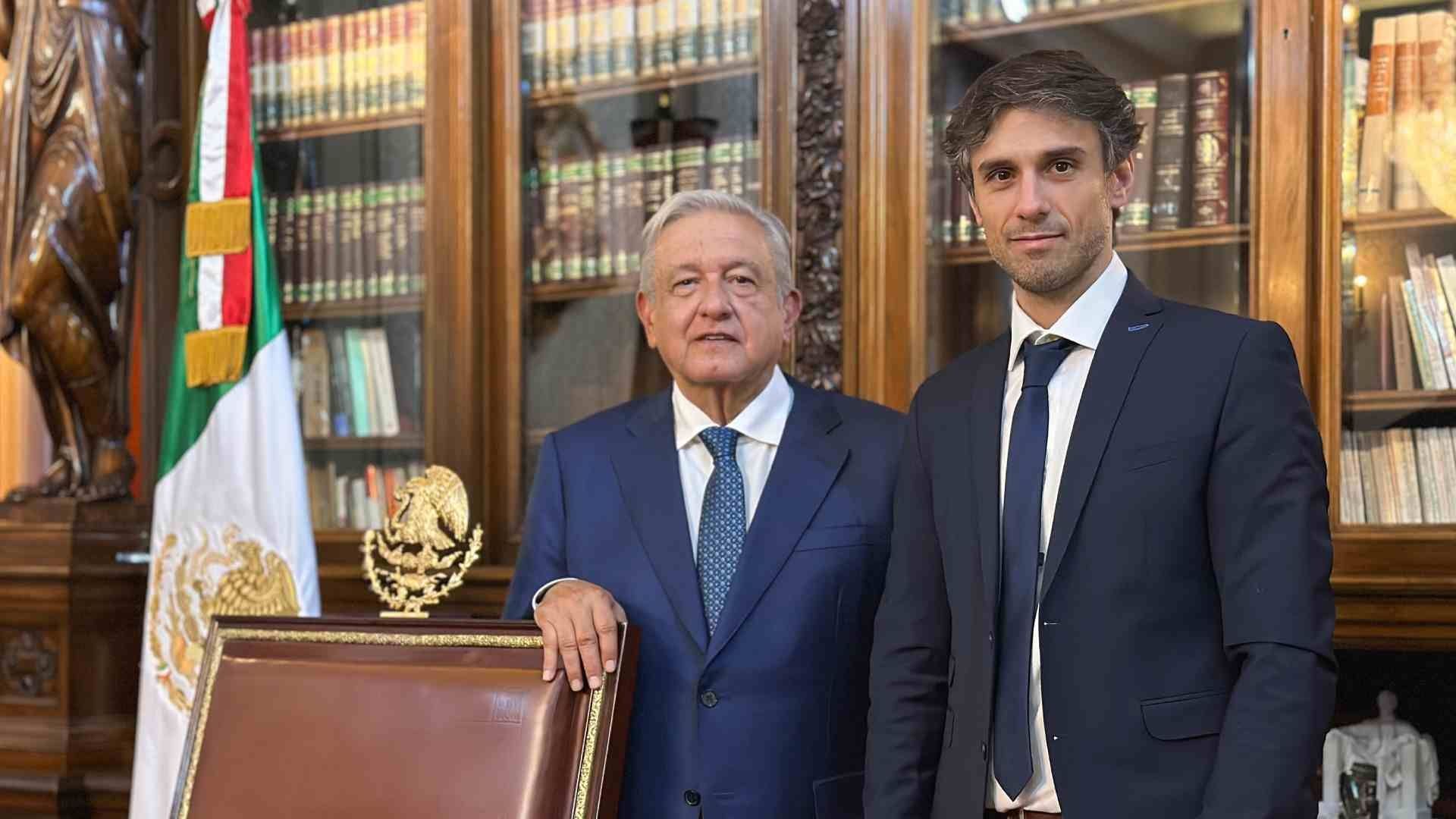 El presidente López Obrador con el abogado Guido Croxatto, en Palacio Nacional