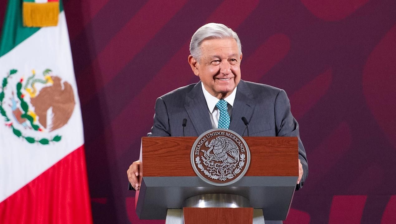 El presidente Andrés Manuel López Obrador ofrece su conferencia mañanera un día después de la marcha por su Informe de Gobierno