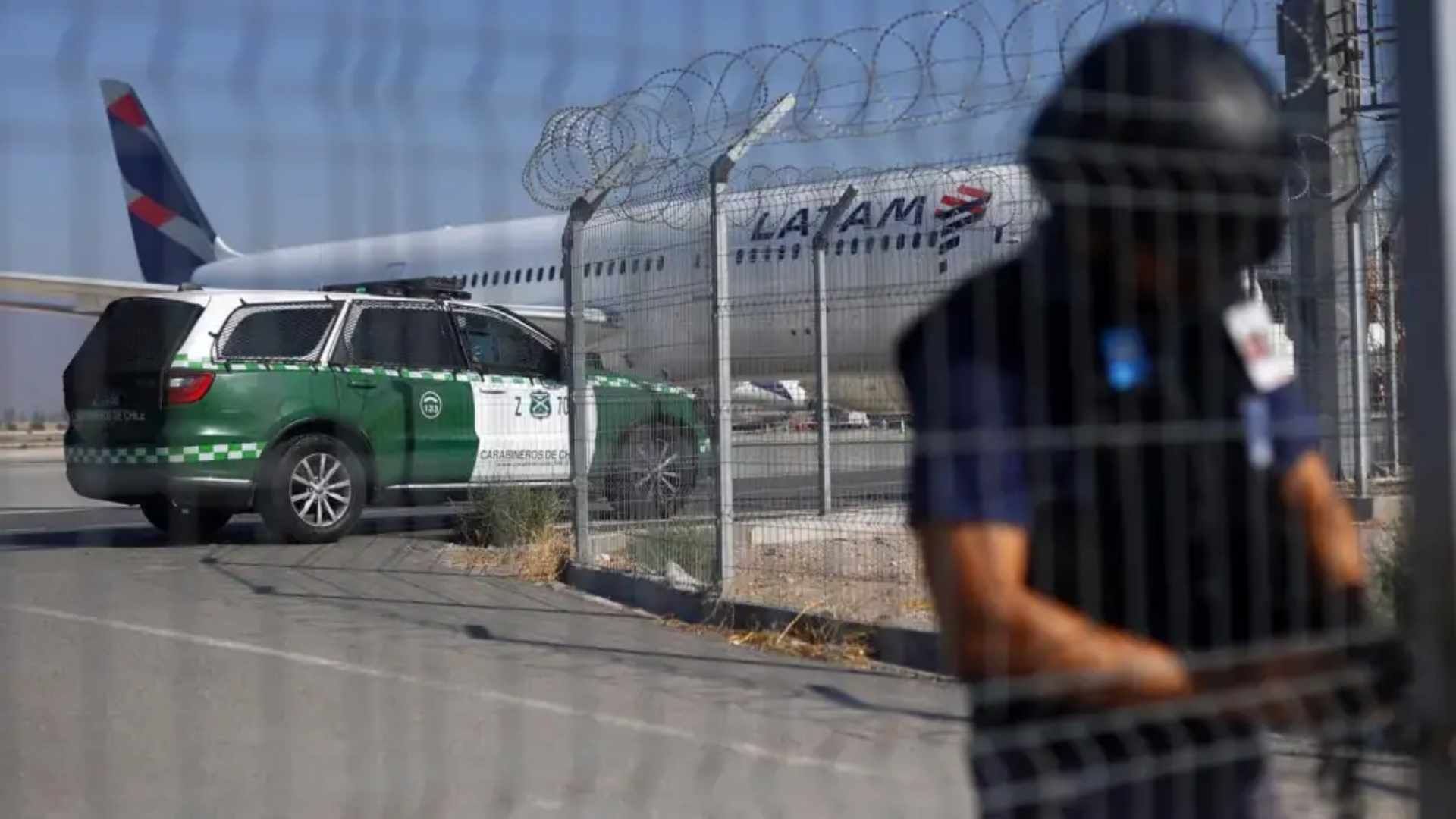 Policías custodian una puerta en el Aeropuerto Internacional Arturo Merino Benítez de Santiago de Chile