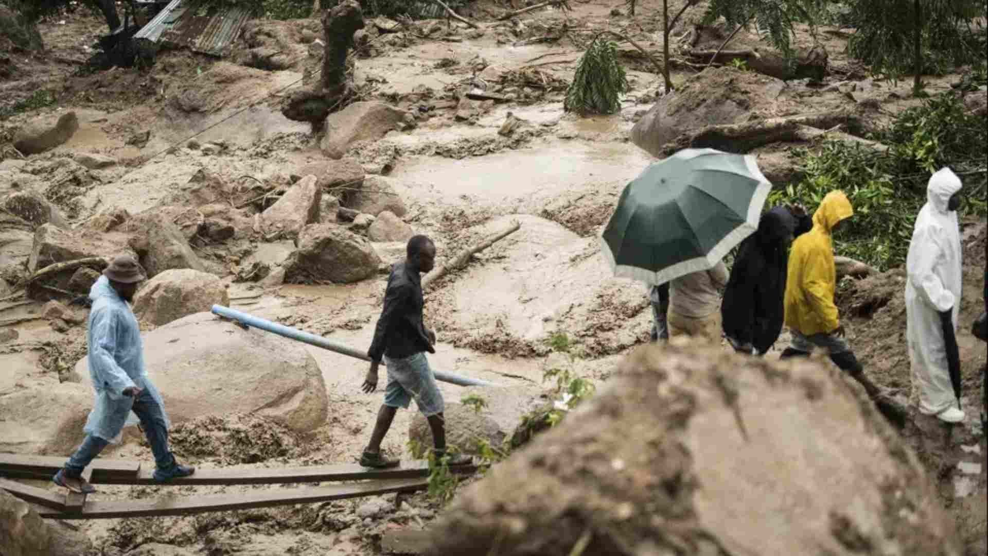 La gente cruza un río embravecido en Blantyre, Malawi tras el paso del implacable ciclón Freddy