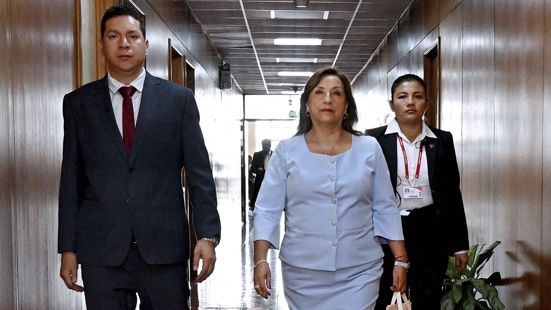 La presidenta de Perú, Dina Boluarte, declaró ante la Fiscalía General por las muertes durante las manifestaciones antigubernamentales