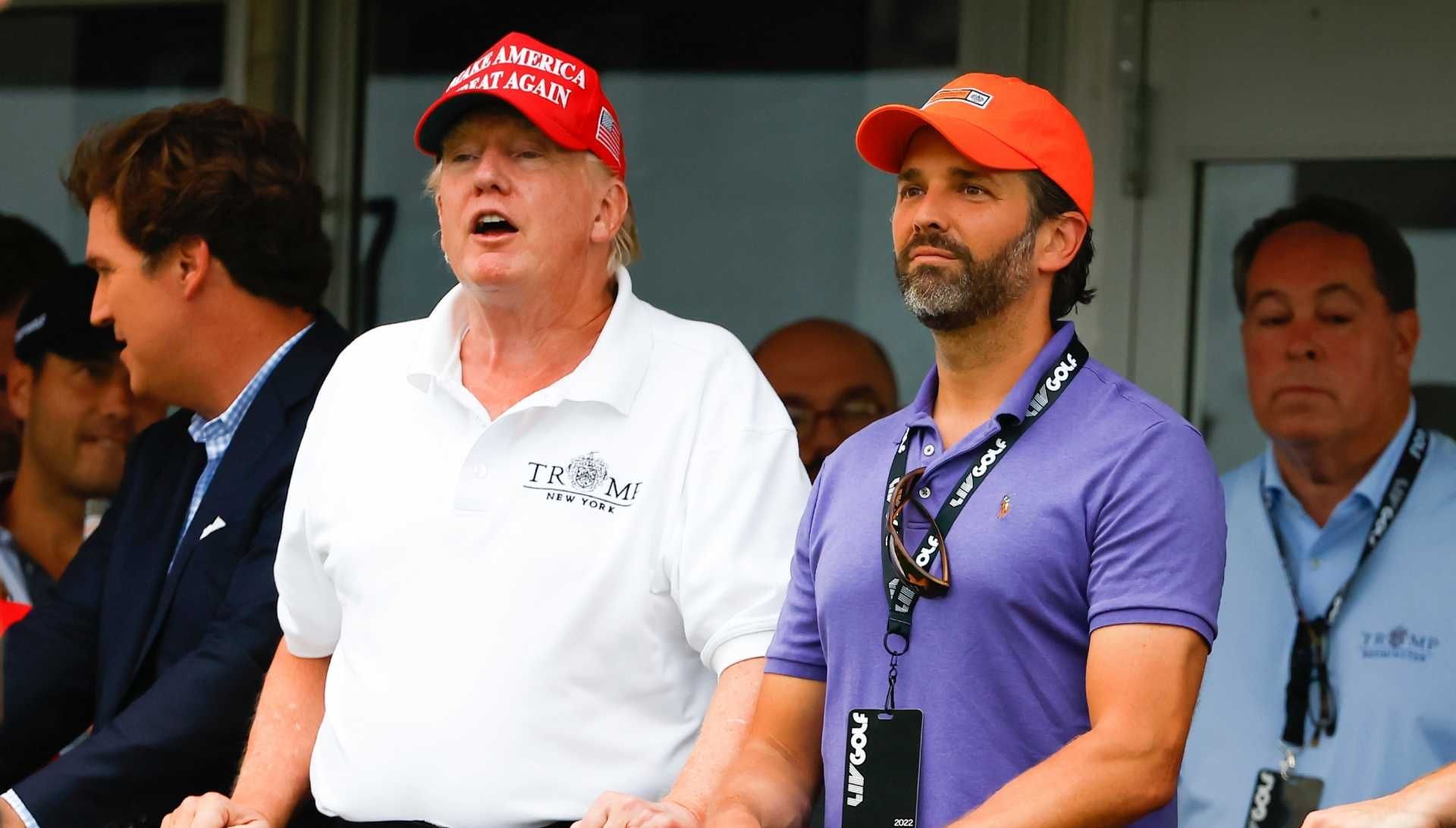 Donald Trump y su hijo, durante un torneo de golf en Nueva Jersey