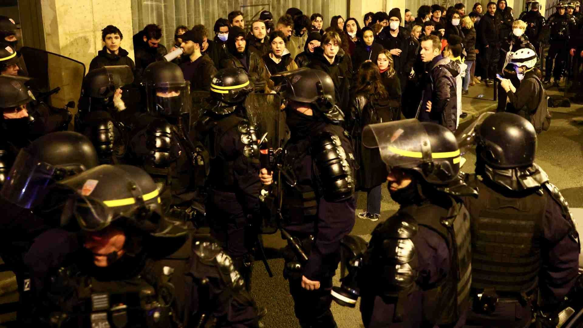 Otra noche de protestas en Francia deja casi 300 detenidos