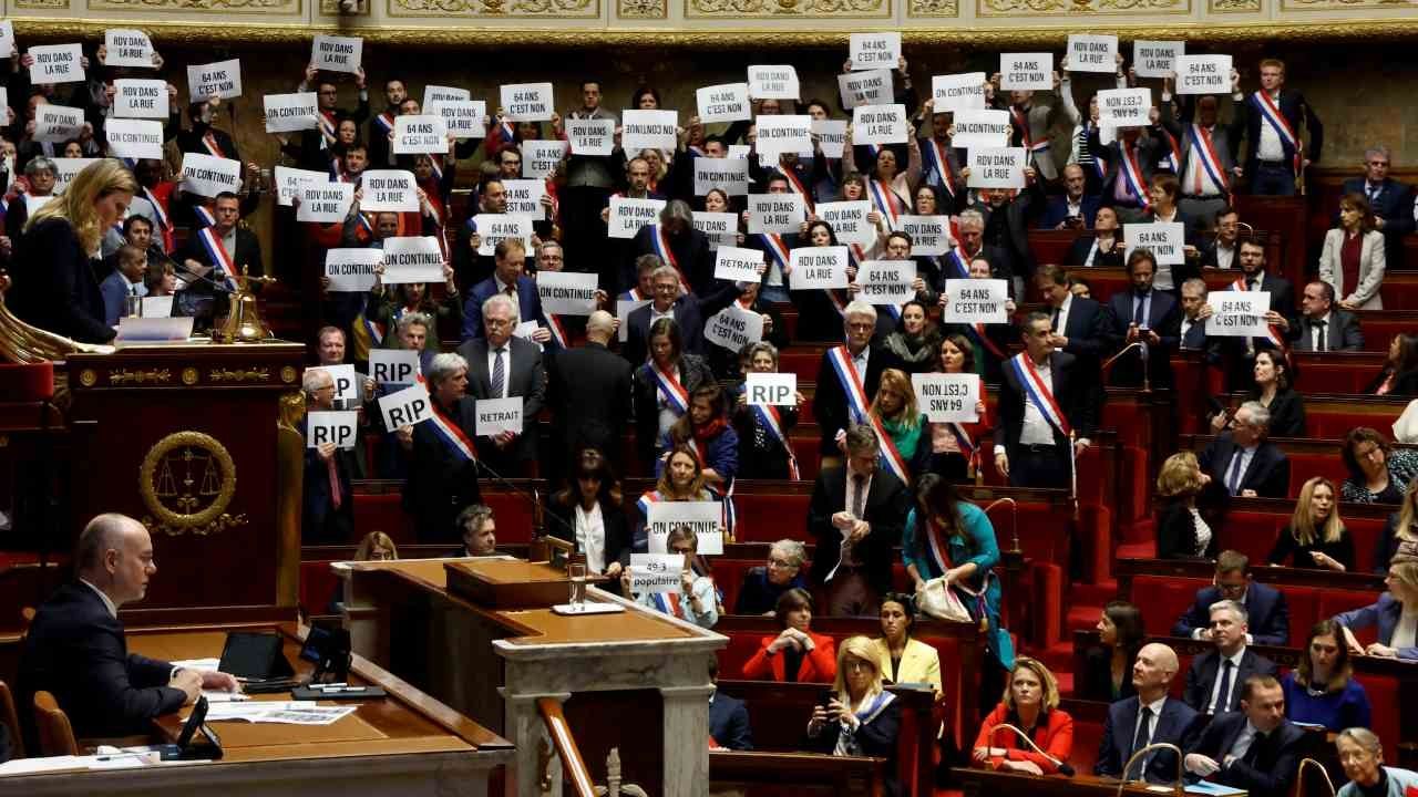 Parlamento francés rechaza mociones de censura 