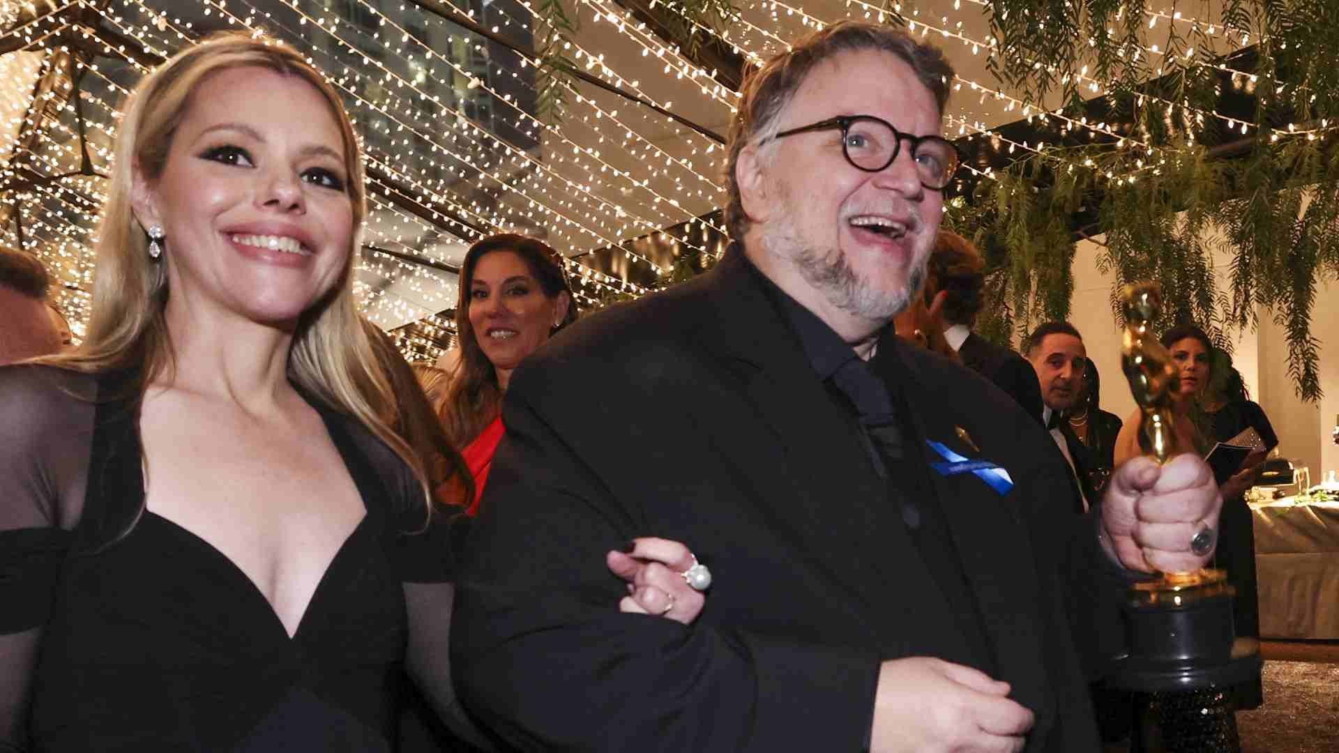 Guillermo del Toro: ¿Qué significa el moño azul que usó en los Oscar 2023?